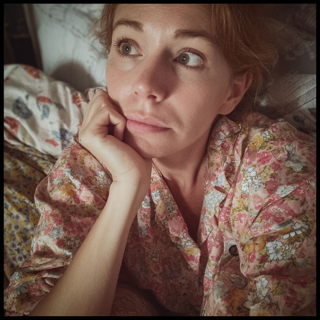 Eine Frau, die in ihrem Bett sitzt | Quelle: Midjourney