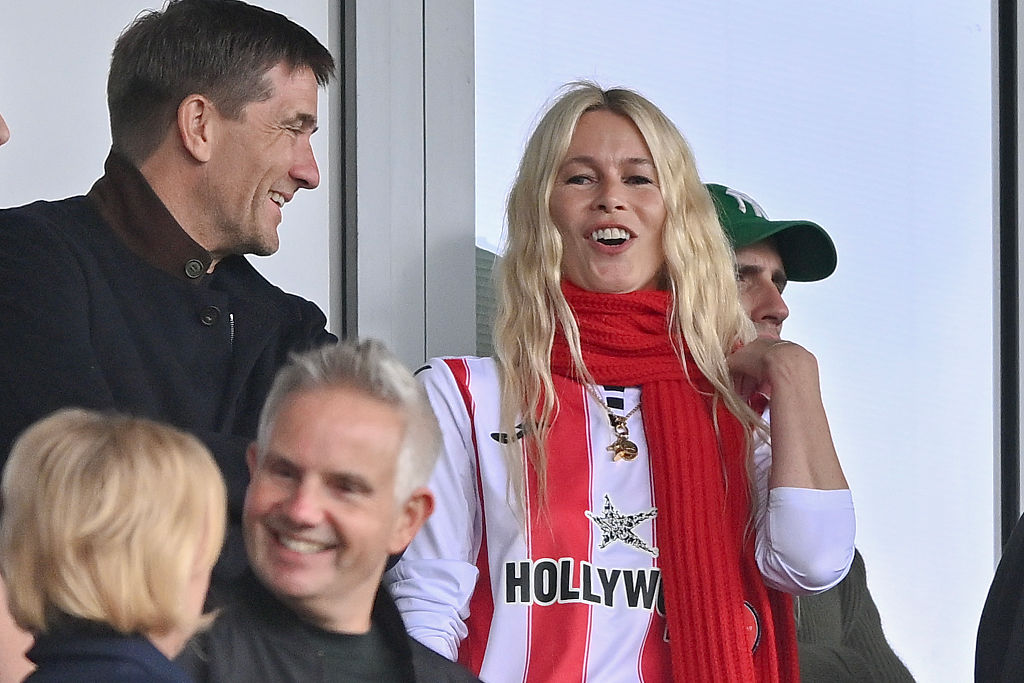 Claudia Schiffer während des Premier League Spiels zwischen Brentford und Manchester United im Brentford Community Stadium am 27. September 2025 in Brentford | Quelle: Getty Images
