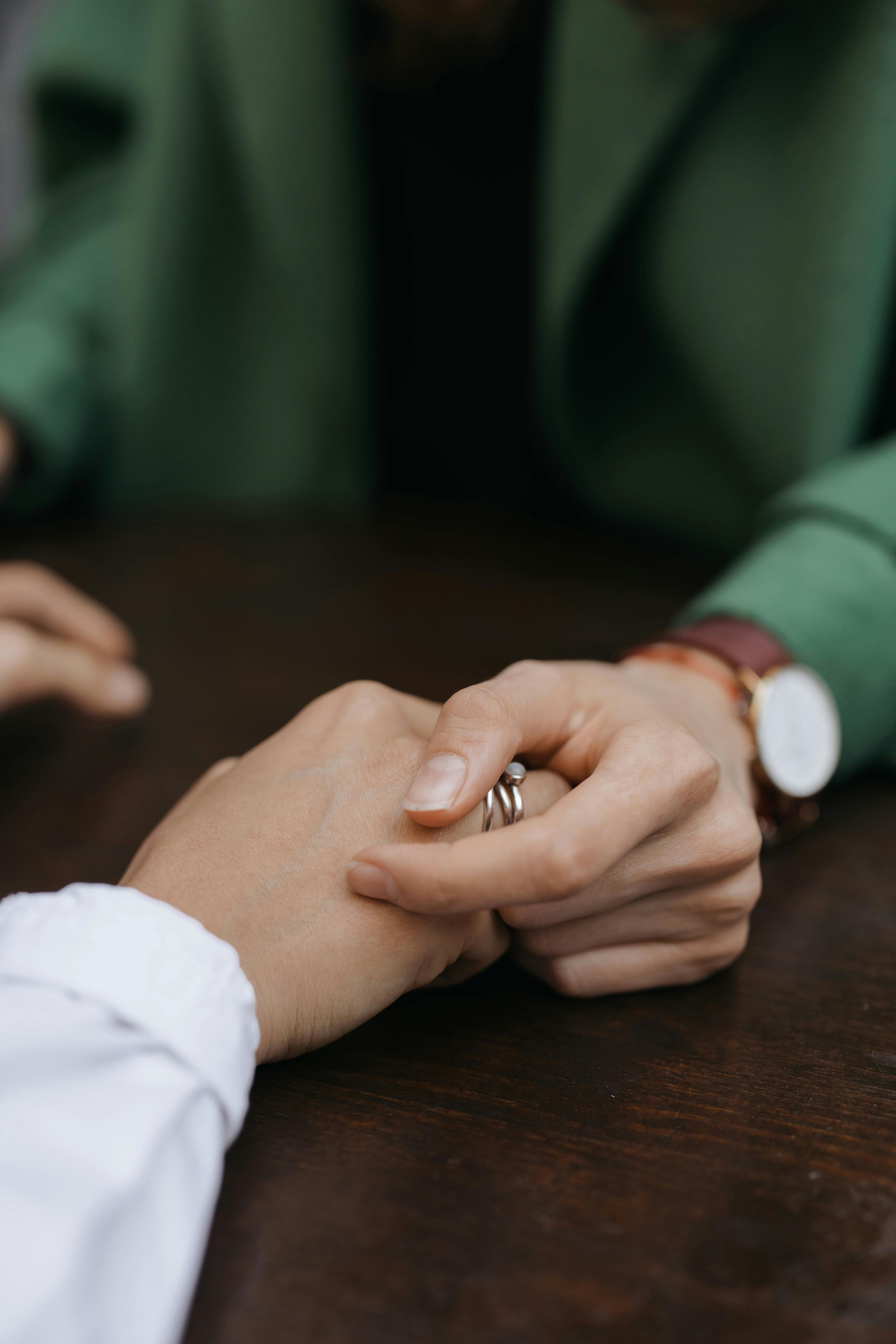 Ein Mann hält die Hand einer Frau | Quelle: Pexels