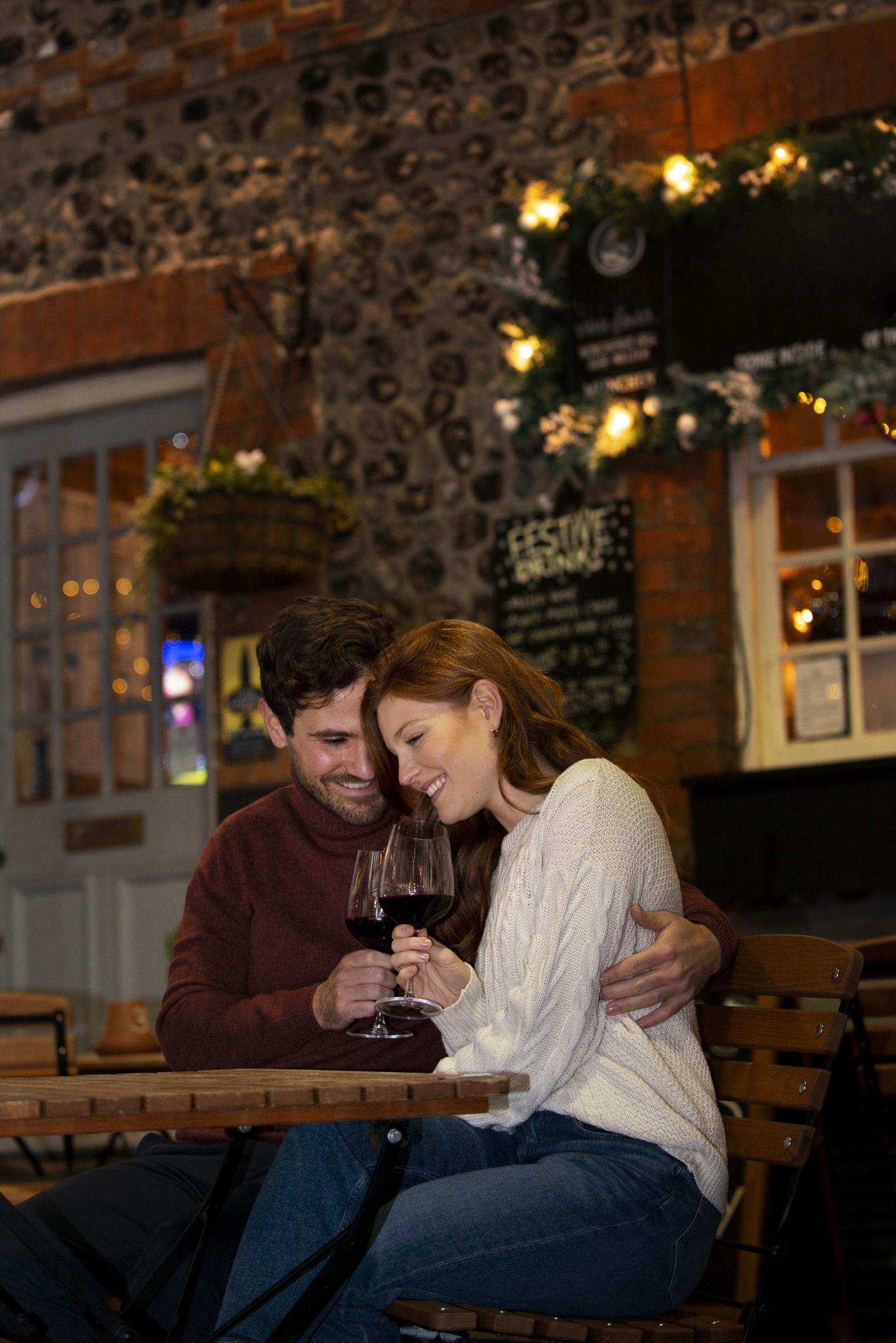 Ein Paar, das nachts Zeit miteinander verbringt | Quelle: Freepik