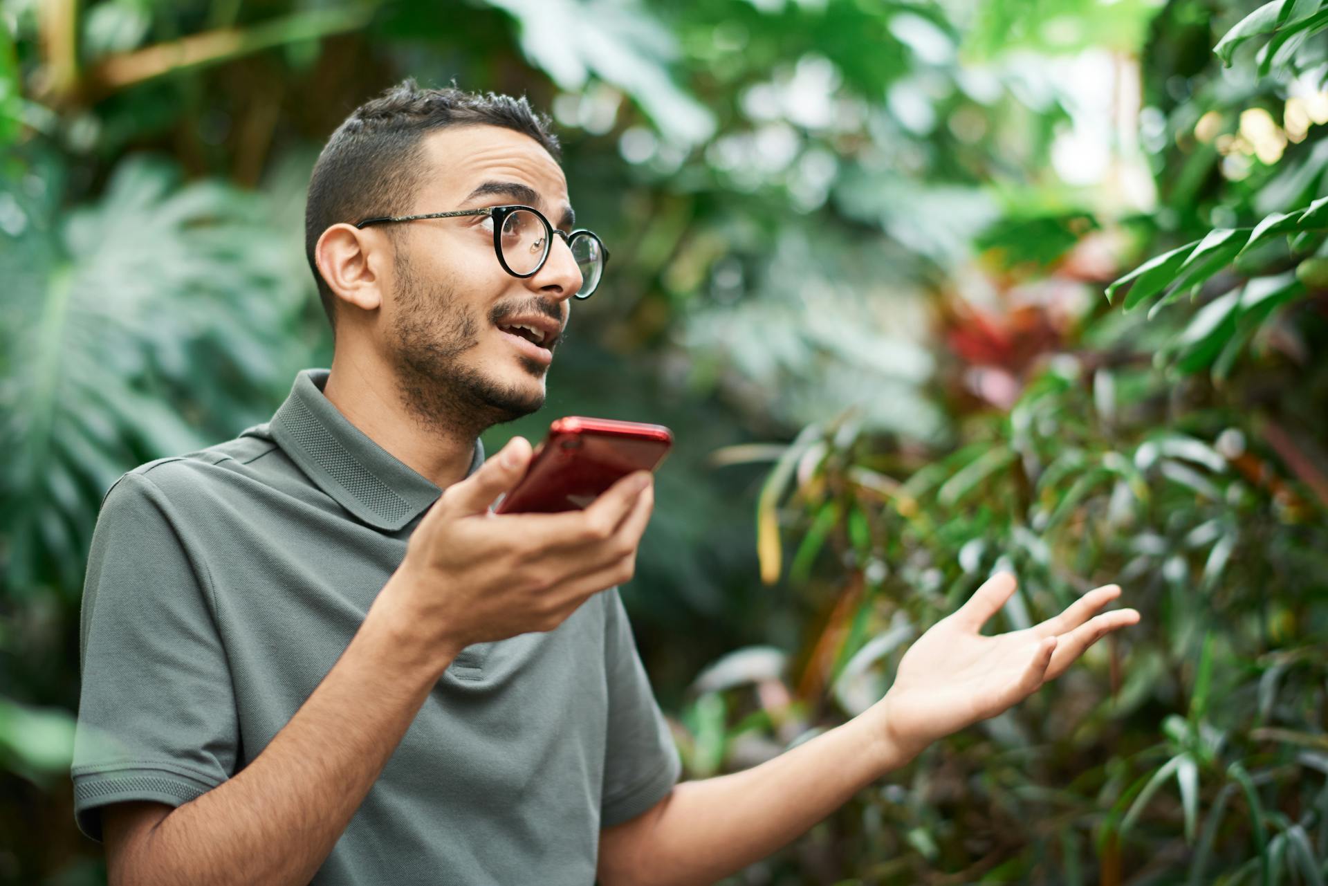 Ein Mann gestikuliert während eines Telefonats | Quelle: Pexels