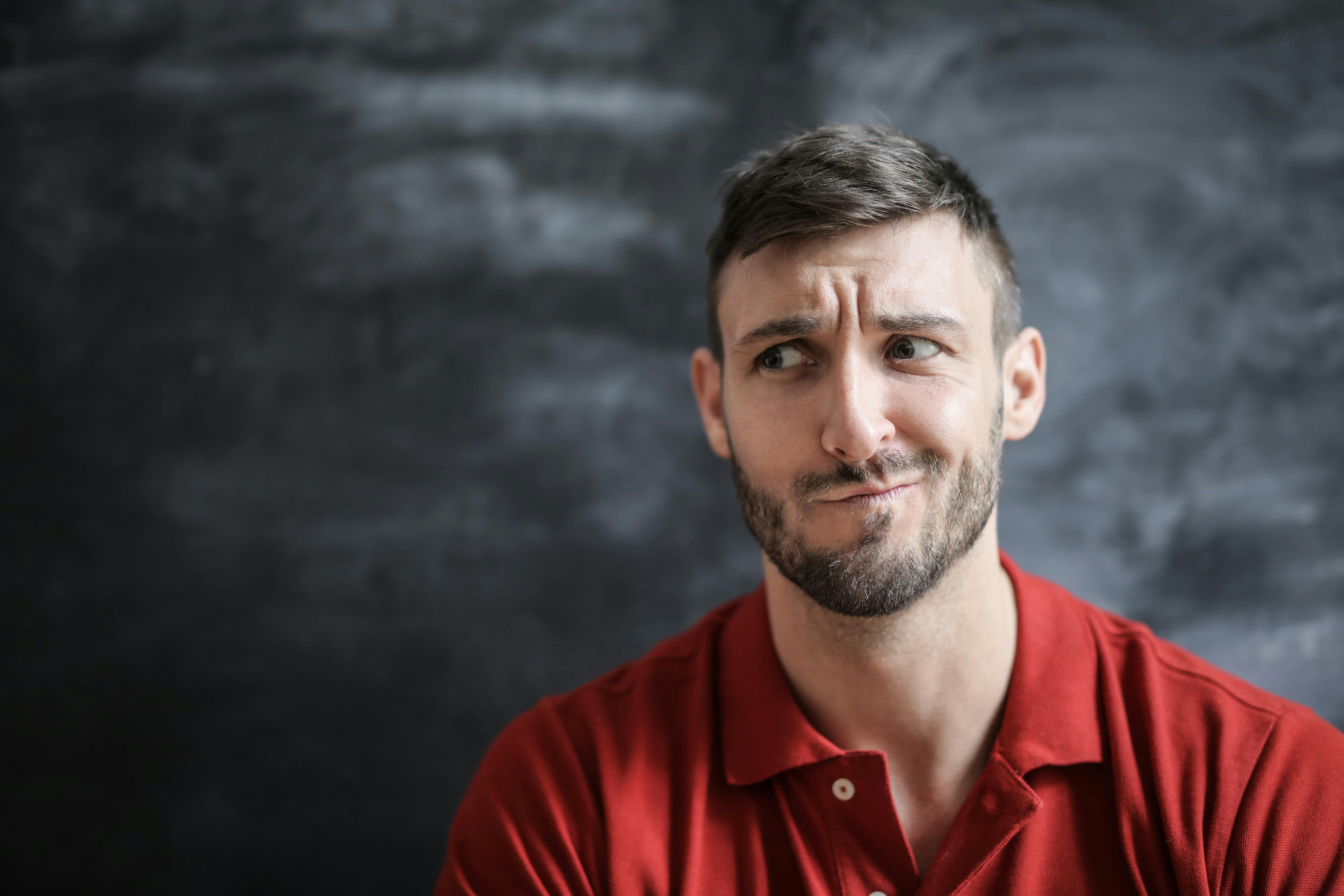 Ein verwirrter und skeptischer Mann | Quelle: Pexels