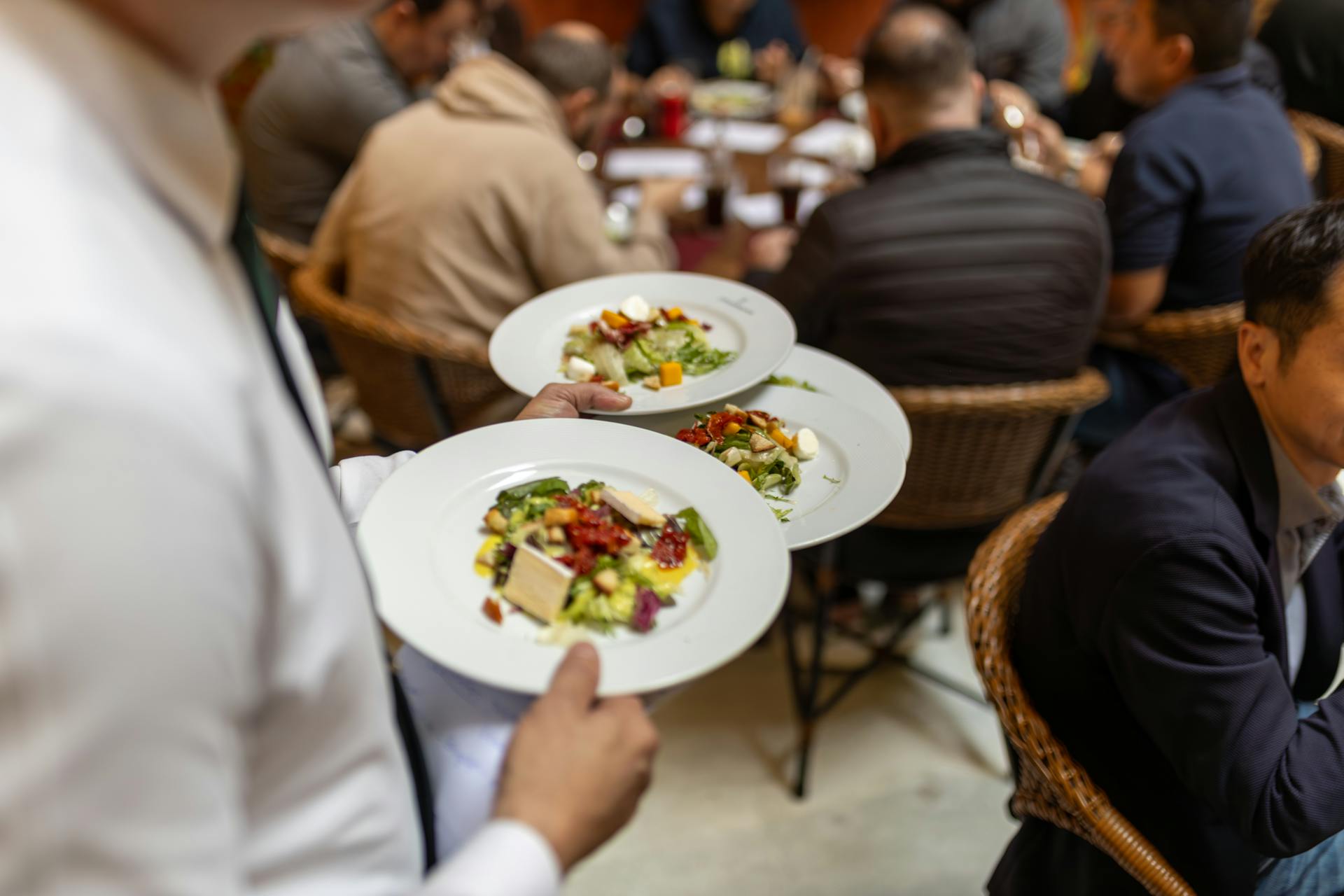 Menschen in einem Restaurant | Quelle: Pexels