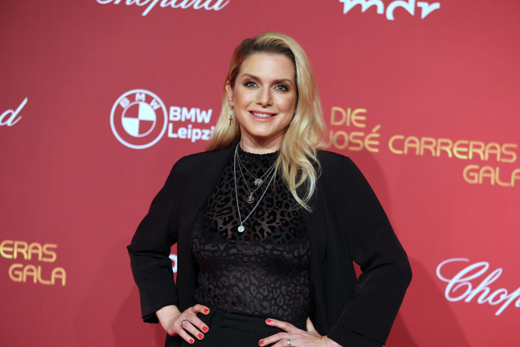 Die Sängerin Jeanette Biedermann während der 29. jährlichen José-Carreras-Gala im Studio 3 der Media City am 14. Dezember 2023 in Leipzig. | Quelle: Getty Images