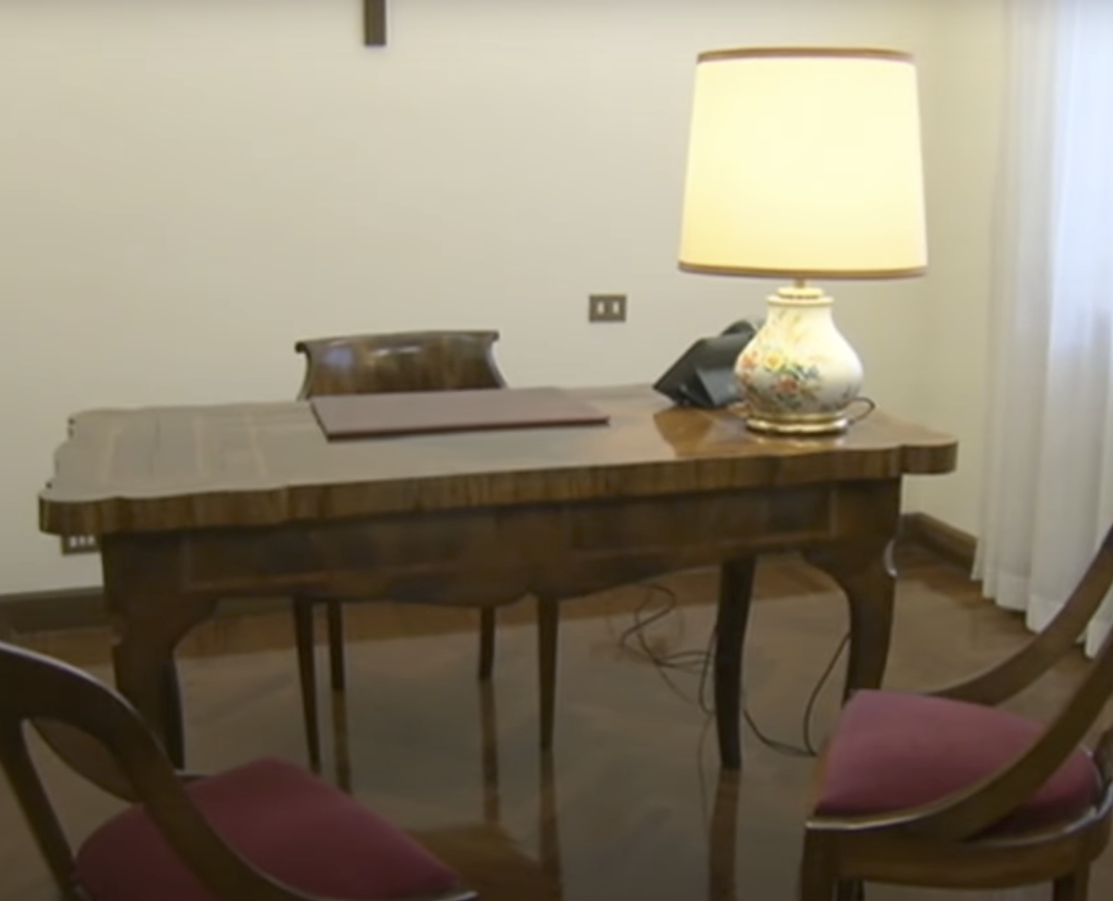 Ein Schreibtisch in Papst Franziskus' Zimmer 201 | Quelle: YouTube/CNN