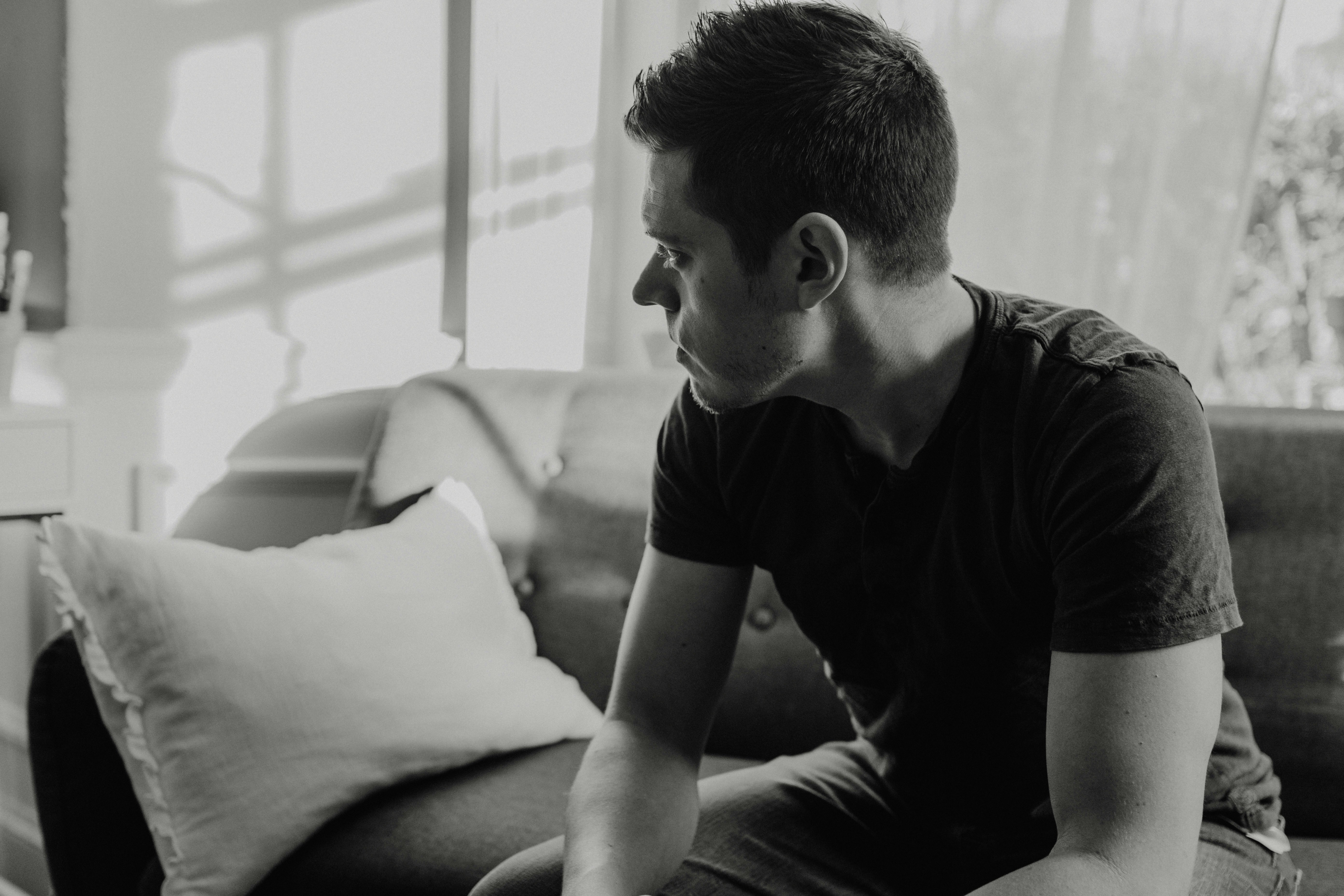 Ein Mann sitzt auf einer Couch | Quelle: Unsplash