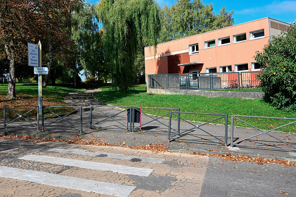 Dieses Foto zeigt die französische Grundschule Montagne in Sarreguemines, Nordostfrankreich, am 13. Oktober 2025, nach dem wahrscheinlichen Selbstmord eines 9-jährigen Schülers am 11. Oktober 2025. | Quelle: Getty Images