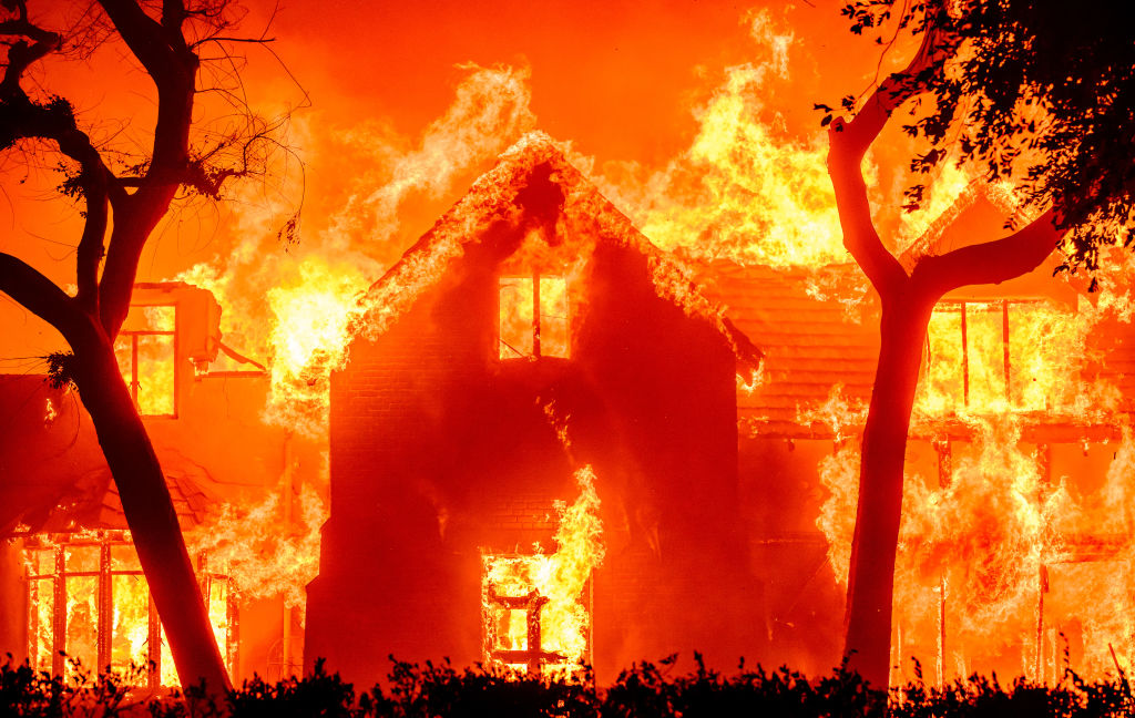 Ein Haus steht während des Eaton-Feuers im Gebiet Altadena im Los Angeles County, Kalifornien, am 8. Januar 2025 in Flammen. | Quelle: Getty Images