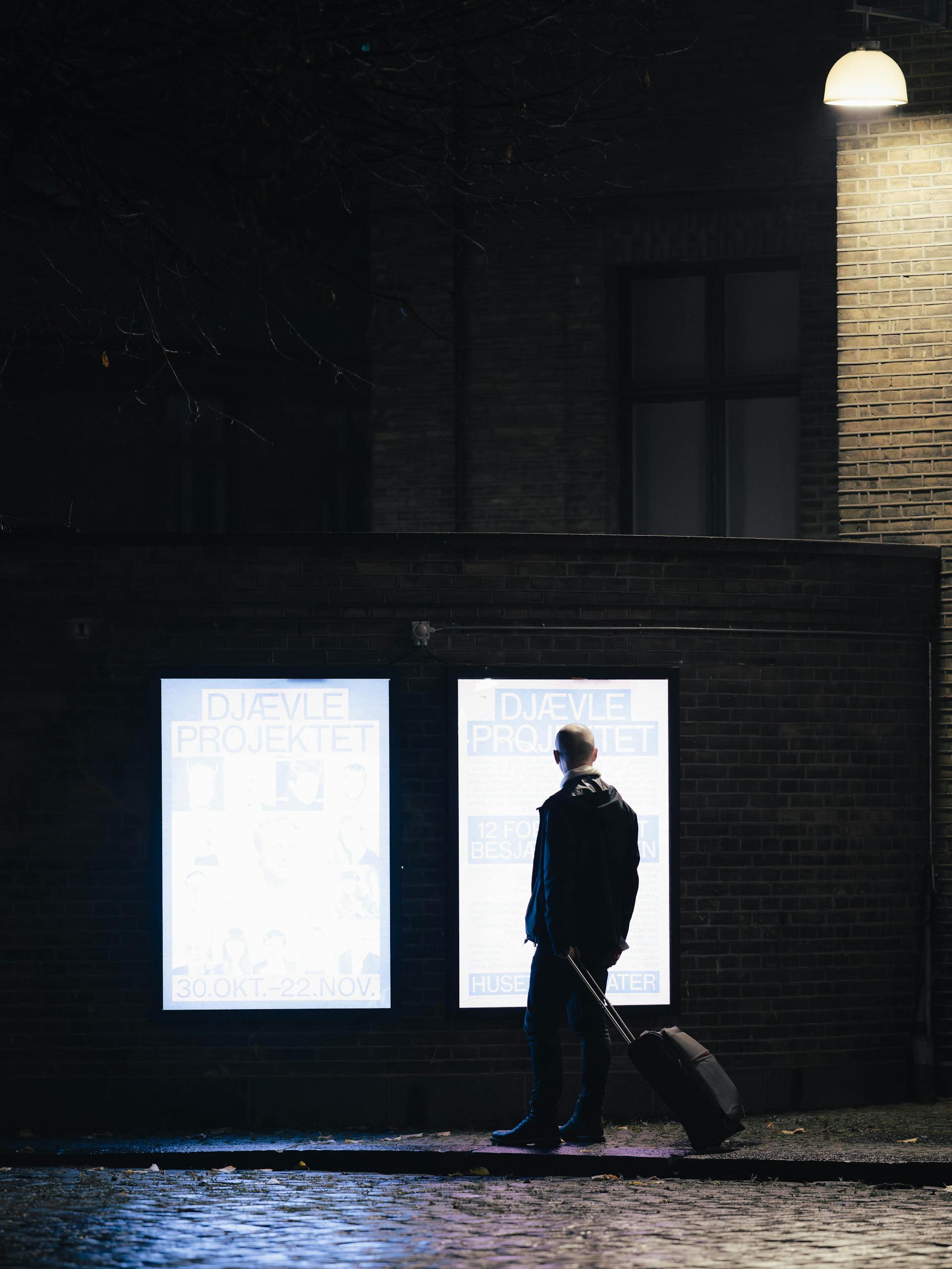 Ein Mann, der einen Koffer schiebt | Quelle: Pexels