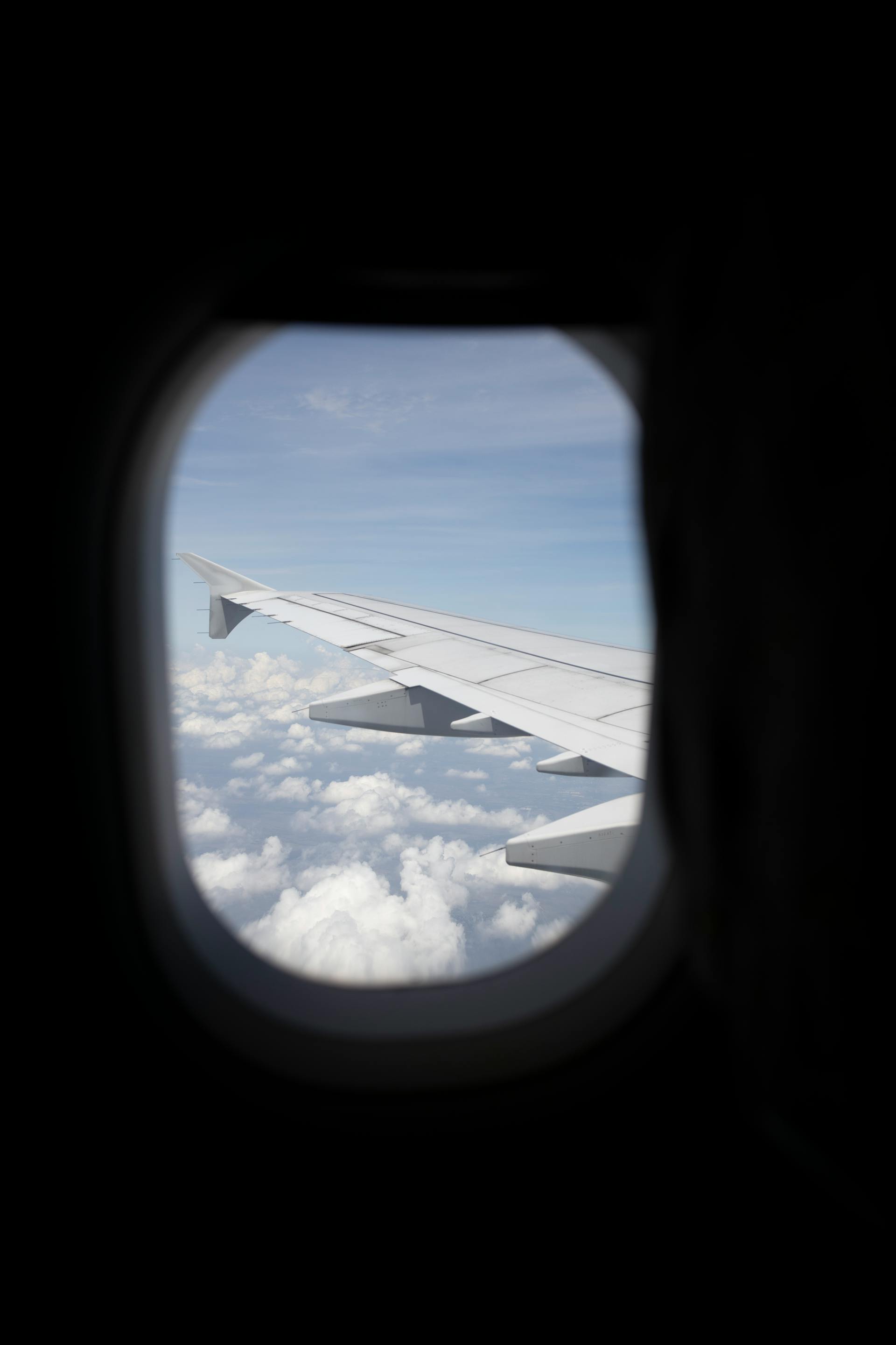 Der Blick aus einem Flugzeugfenster | Quelle: Pexels