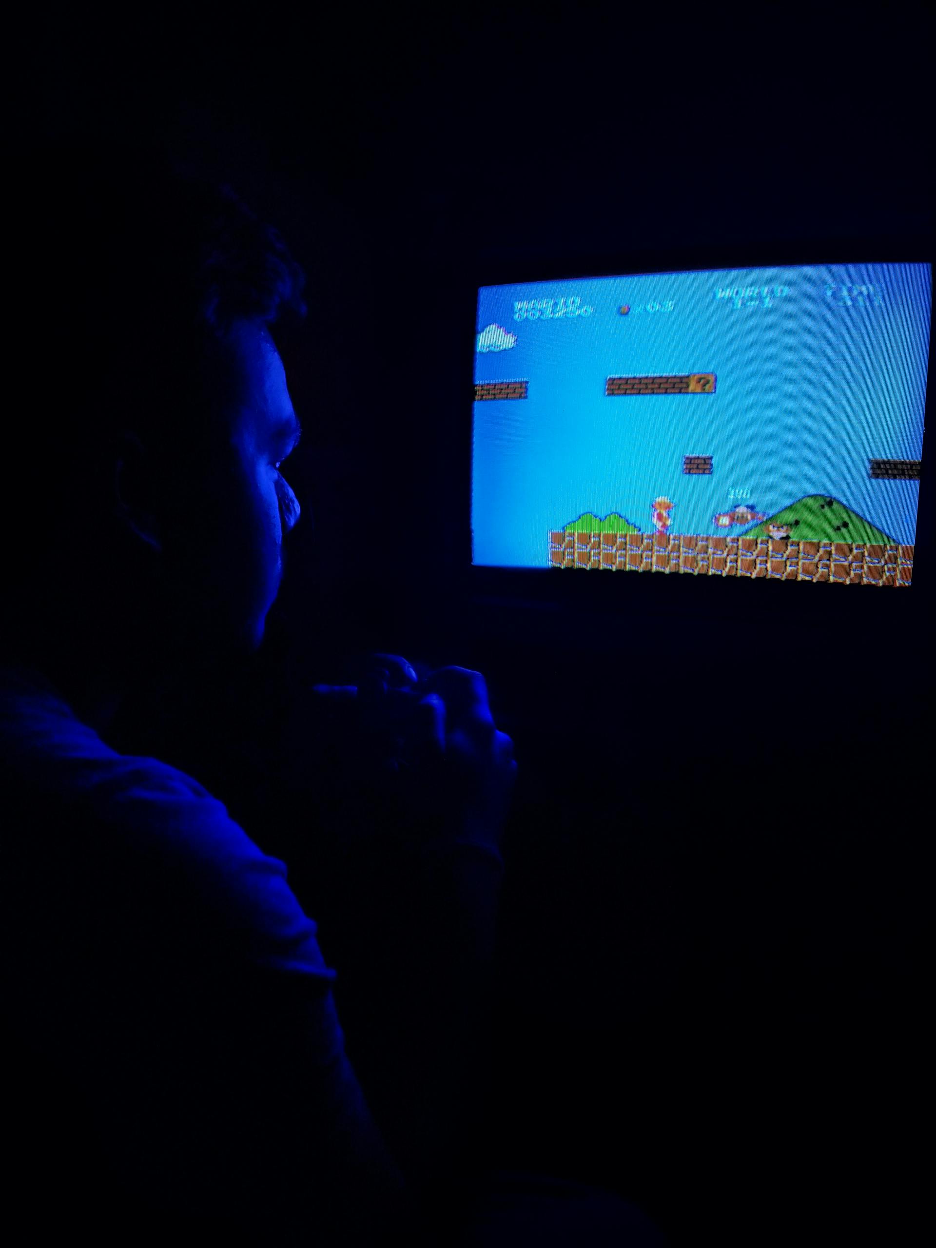 Ein Mann spielt Videospiele im Dunkeln | Quelle: Pexels