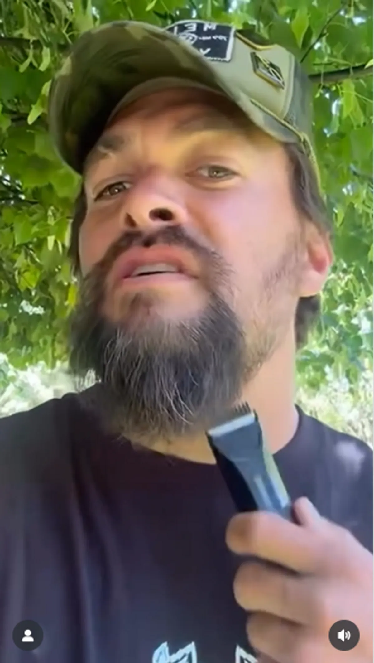 Jason Momoa beim Rasieren seines charakteristischen Bartes, aus einem Post vom 30. Juli 2025 | Quelle: Instagram/prideofgypsies