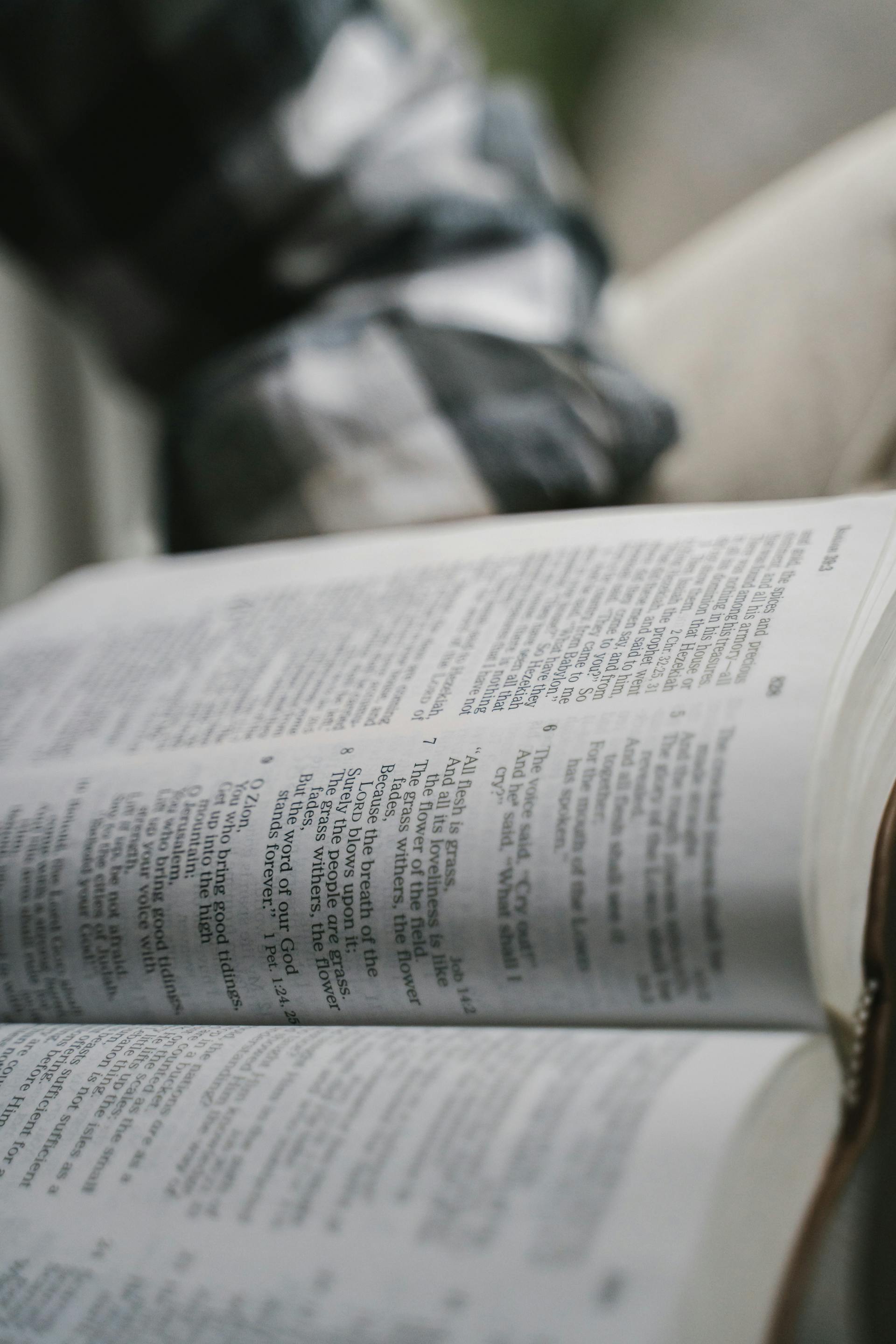 Eine Person blättert in einer Bibel | Quelle: Pexels
