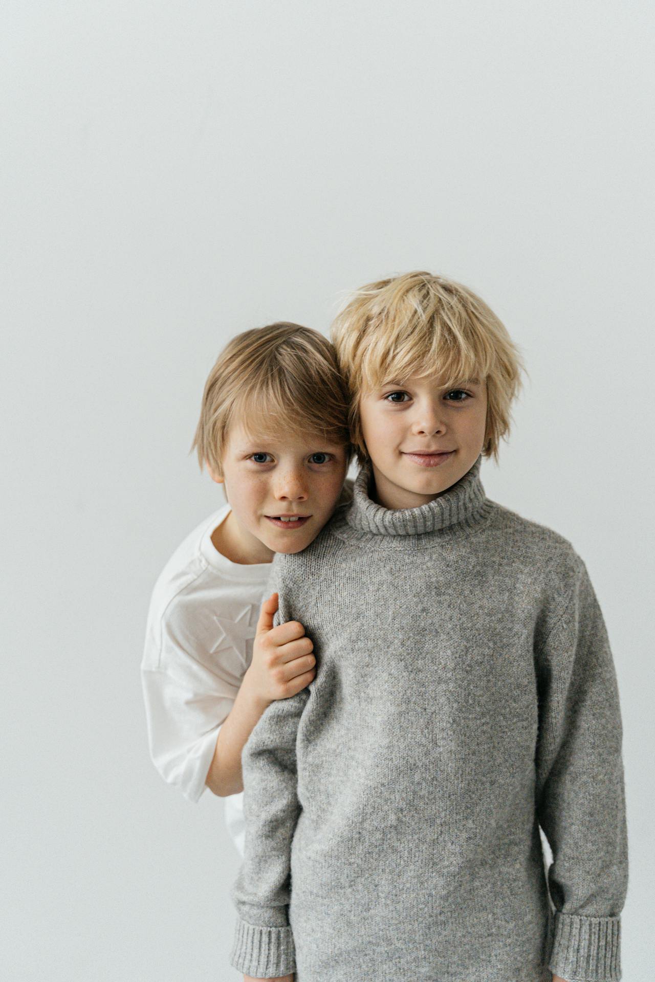 Zwei Jungen lächeln | Quelle: Pexels