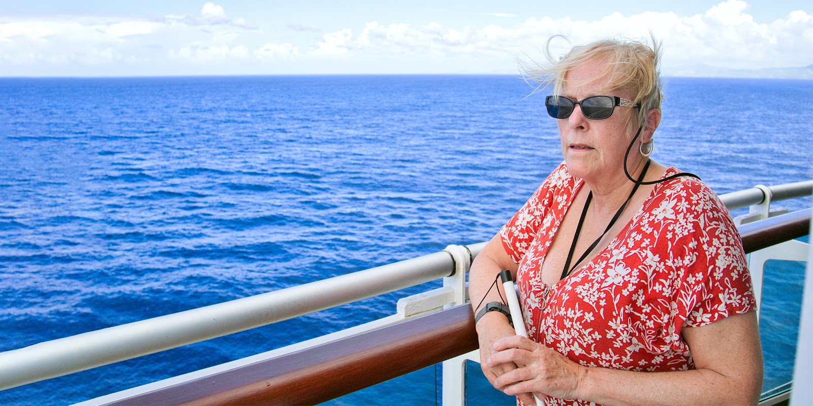 Eine Frau auf einem Schiff | Quelle: Shutterstock