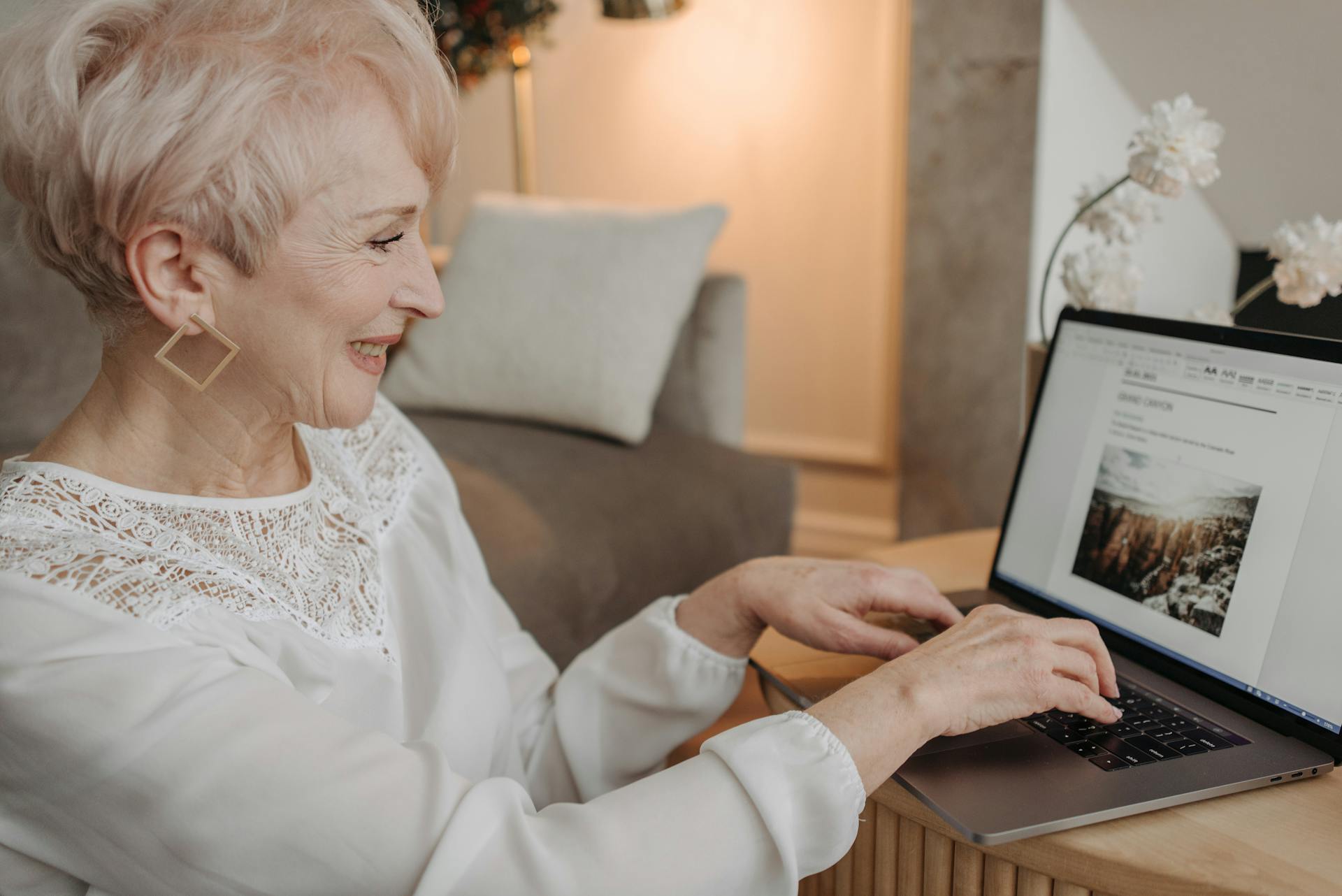 Eine ältere Frau benutzt einen Laptop | Quelle: Pexels