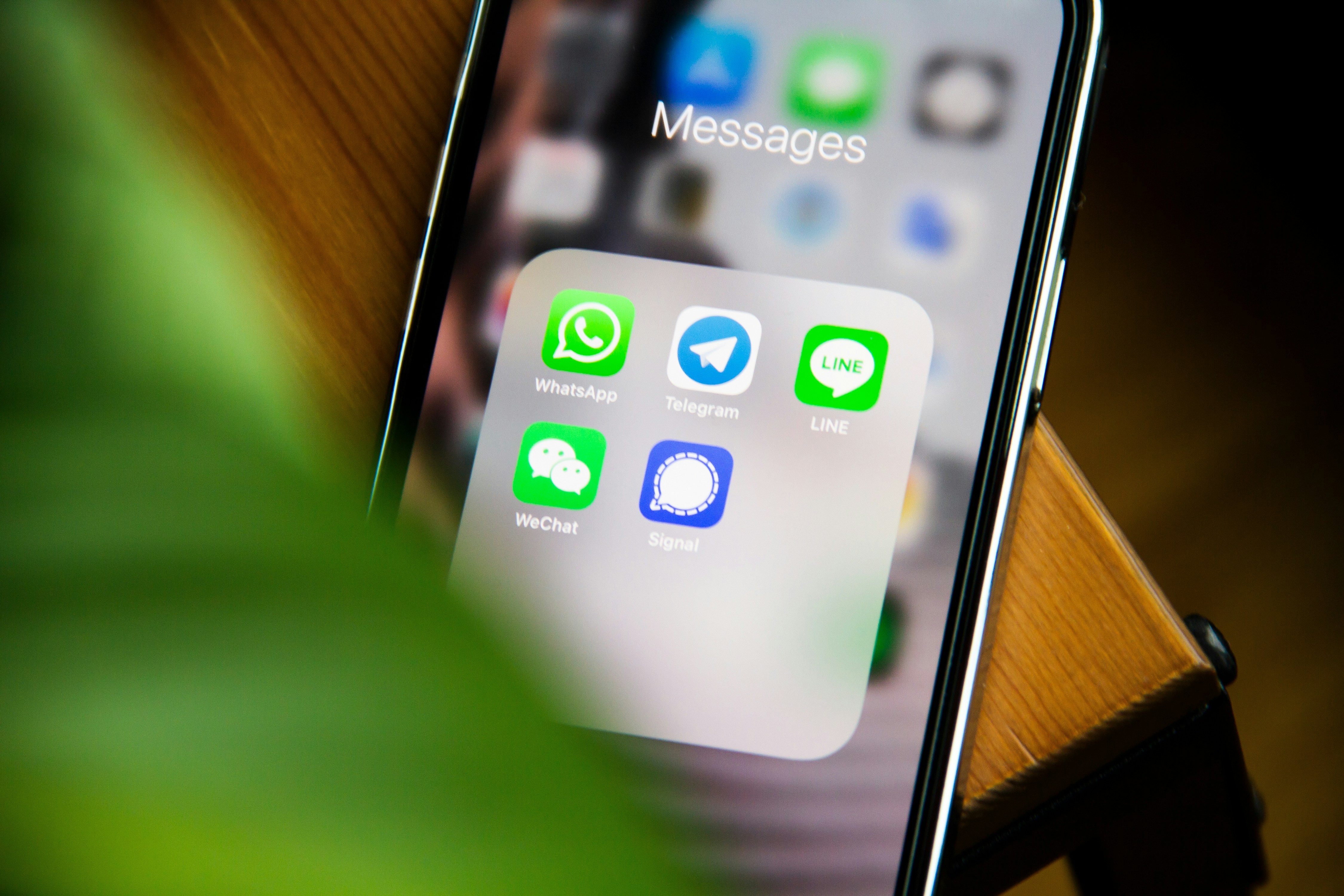 Ein Mobiltelefon auf einem Tisch | Quelle: Unsplash