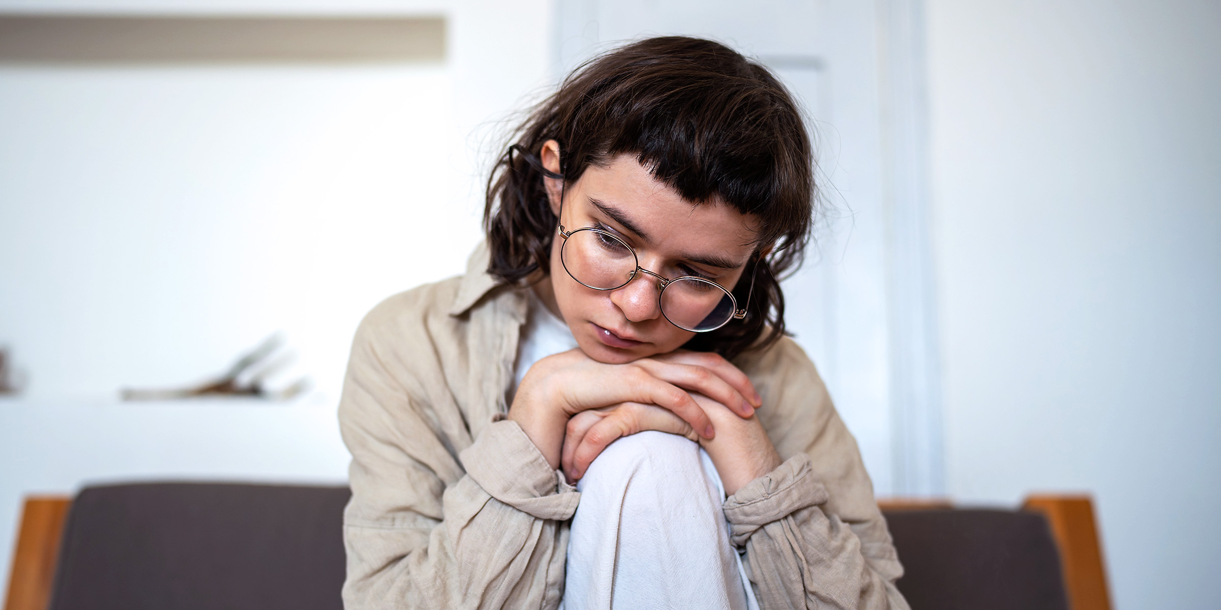 Ein melancholisches Teenager-Mädchen | Quelle: Shutterstock