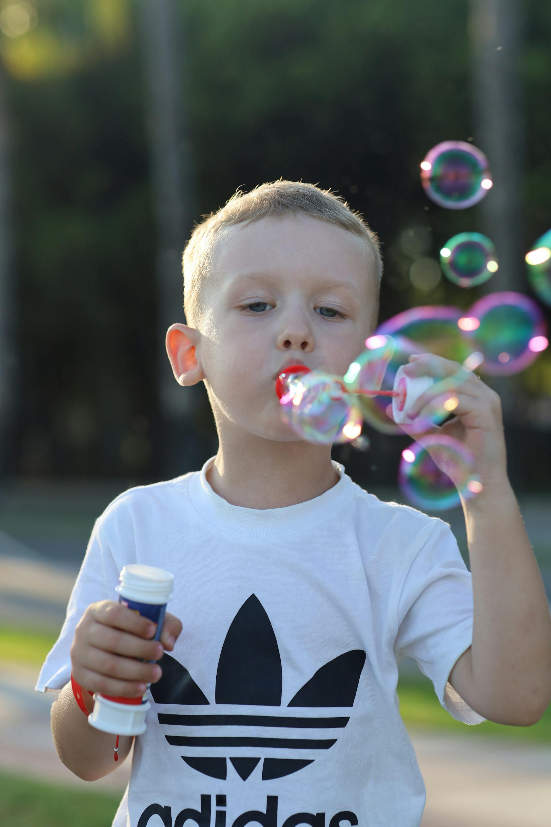 Ein Junge pustet Seifenblasen | Quelle: Pexels