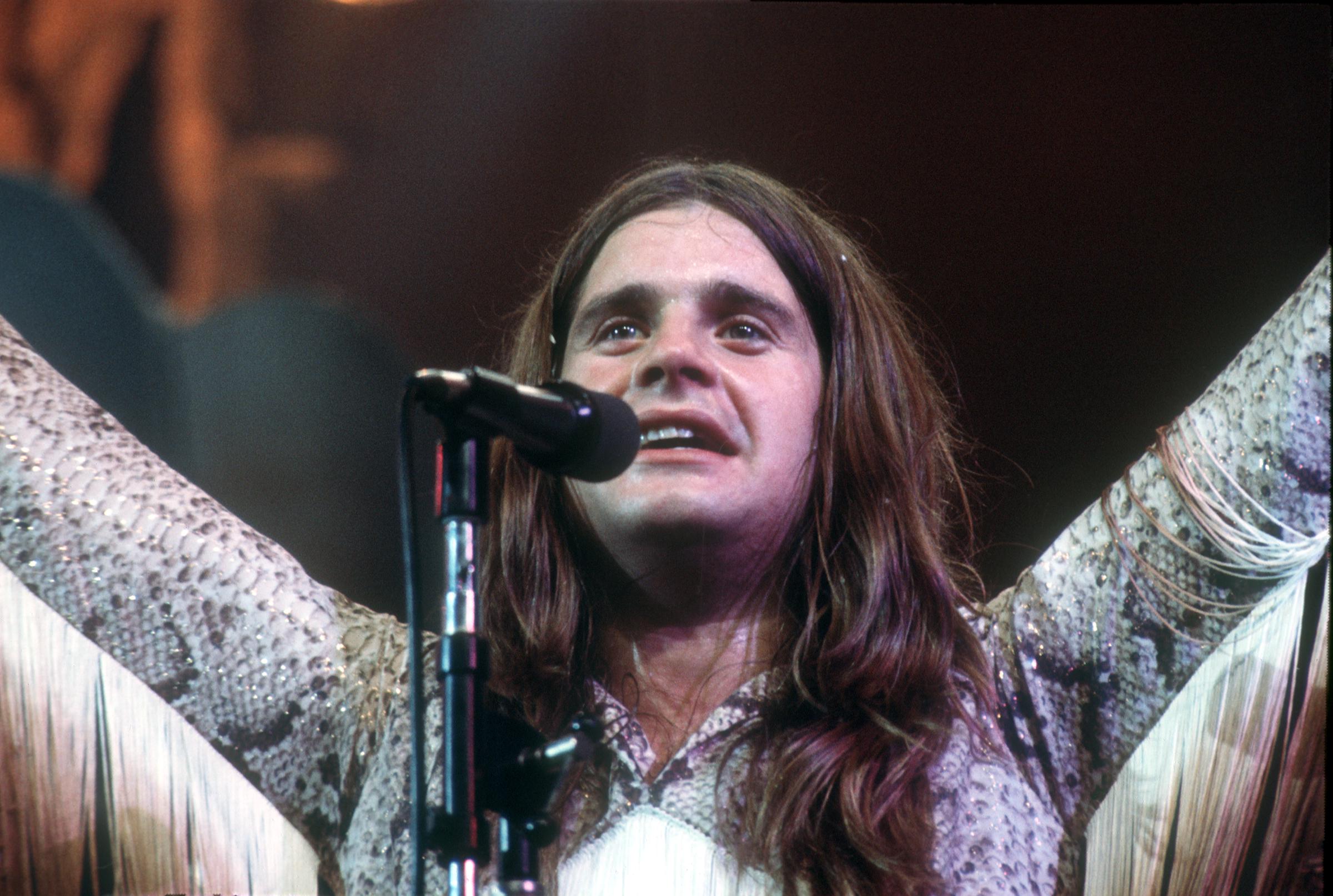 Ozzy Osbourne auf der Bühne mit Black Sabbath, ca. 1970. | Quelle: Getty Images