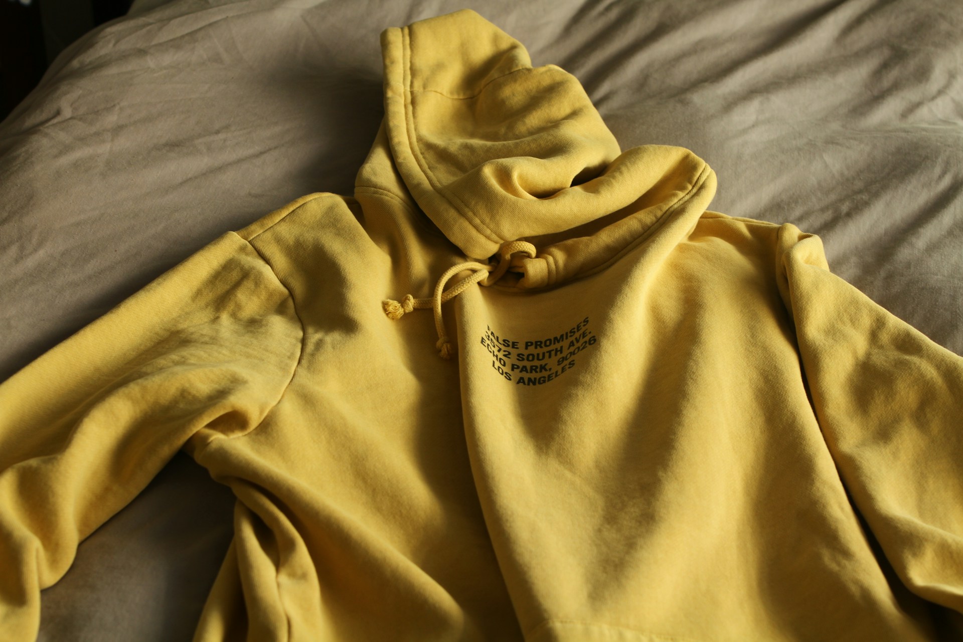 Ein gelber Hoodie | Quelle: Unsplash