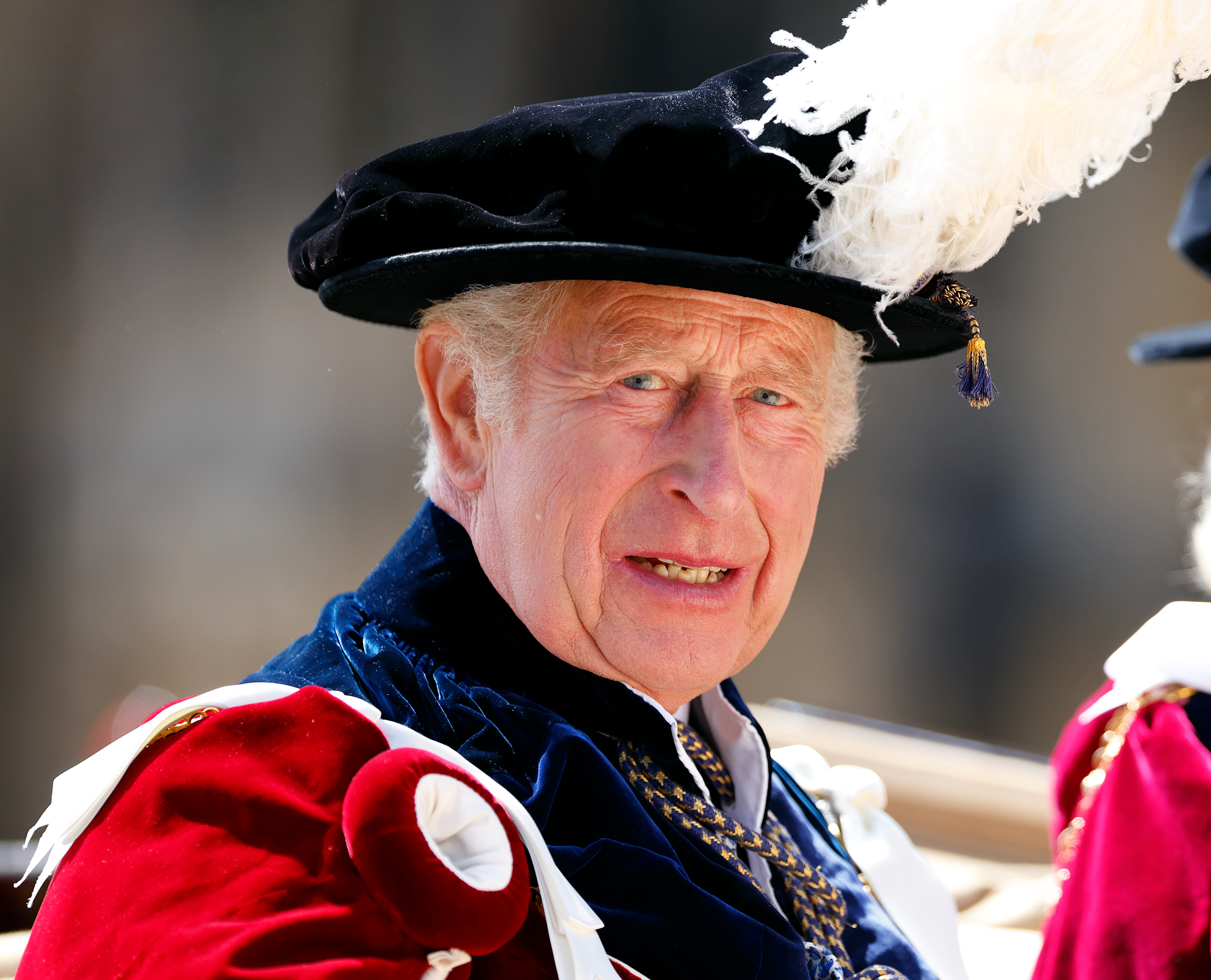 König Charles fährt in einer Pferdekutsche, als er am 16. Juni 2025 in der St. George's Chapel auf Schloss Windsor in Windsor, England, an der Zeremonie des Order of the Garter teilnimmt: Getty Images