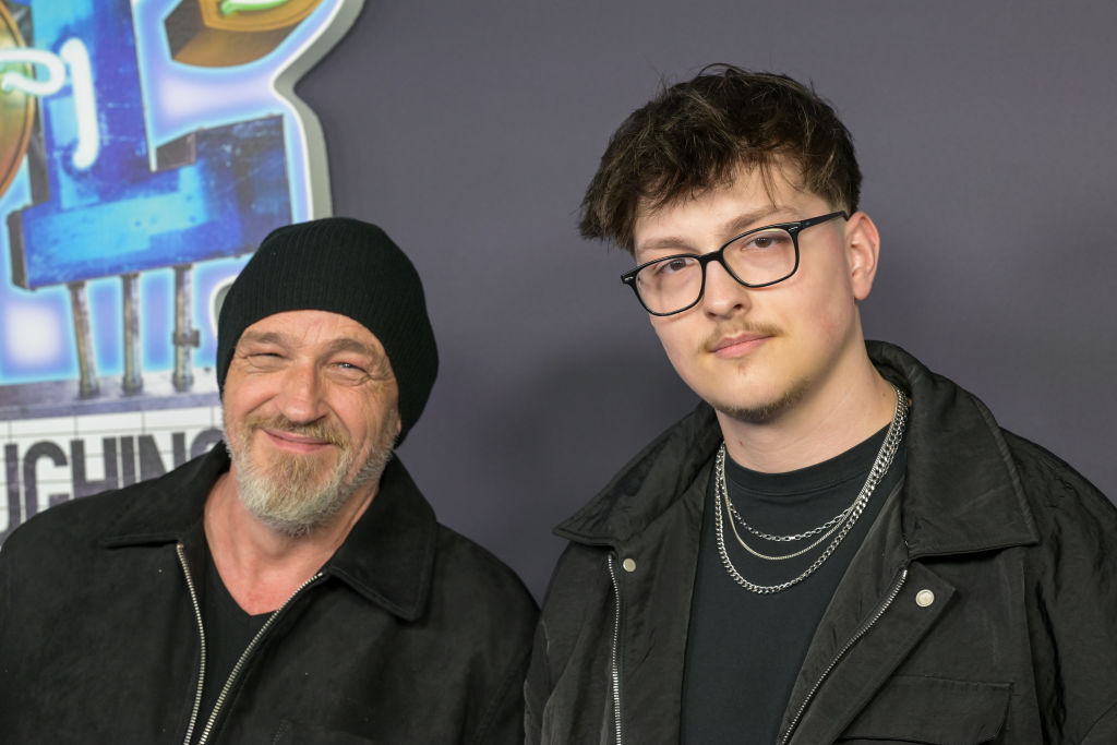 Torsten Sträter und sein Sohn besuchen am 21. März 2024 in München die Münchner Premiere der 5. Staffel von „LOL: Last One Laughing“ in der Astor Film Lounge. | Quelle: Getty Images