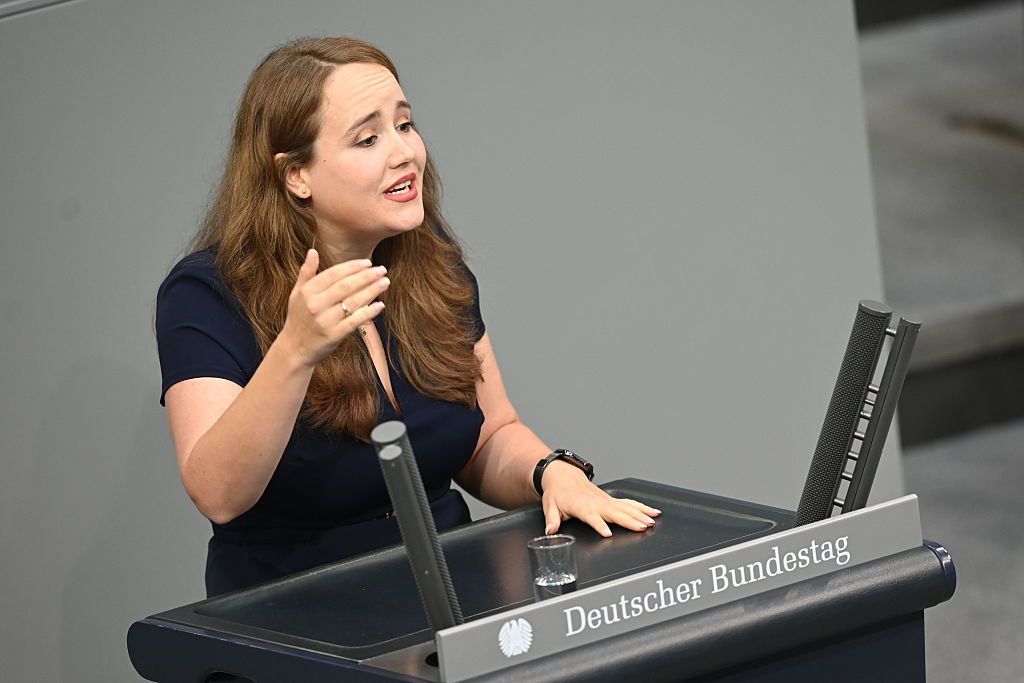 10. Oktober 2025, Berlin: Ricarda Lang (Bündnis 90/Die Grünen) spricht während der Debatte im Bundestag. Der Deutsche Bundestag debattiert unter anderem über das geplante Tarifverhandlungsgesetz der Bundesregierung, Gesetze zur Beschleunigung der Vergabe öffentlicher Aufträge und die Industriepolitik. | Quelle: Getty Images