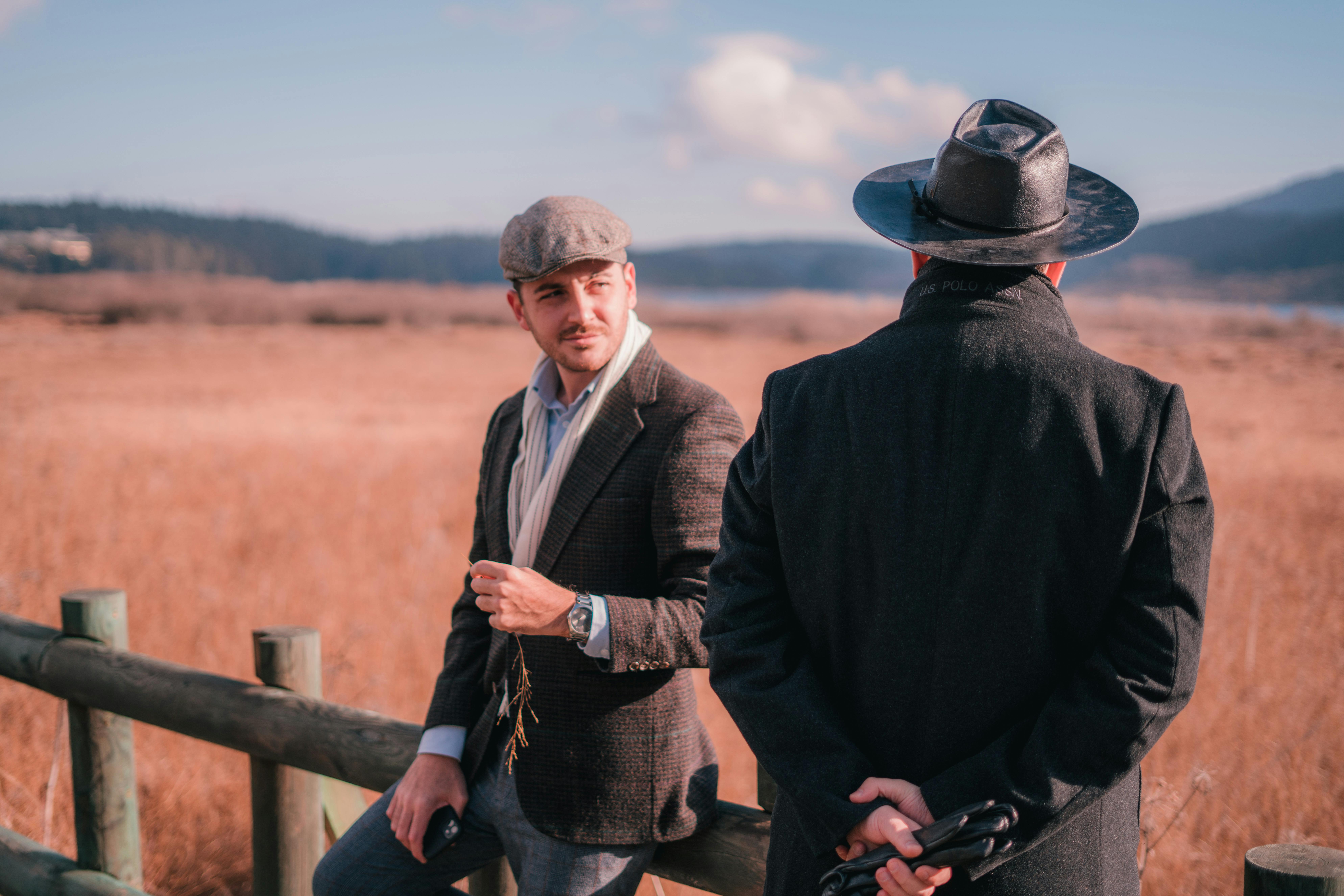 Männer im Gespräch | Quelle: Pexels