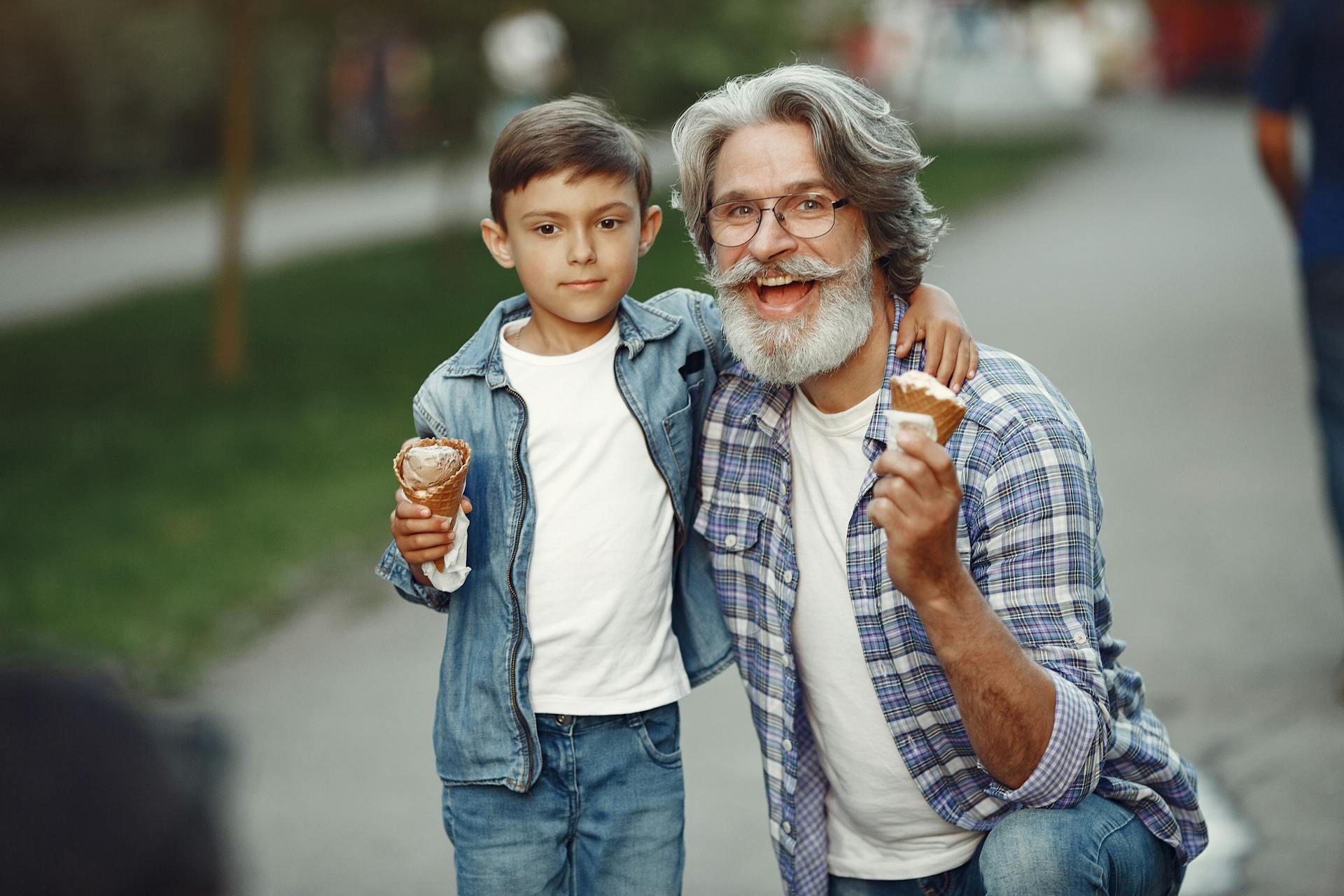 Ein Junge mit seinem Großvater | Quelle: Pexels