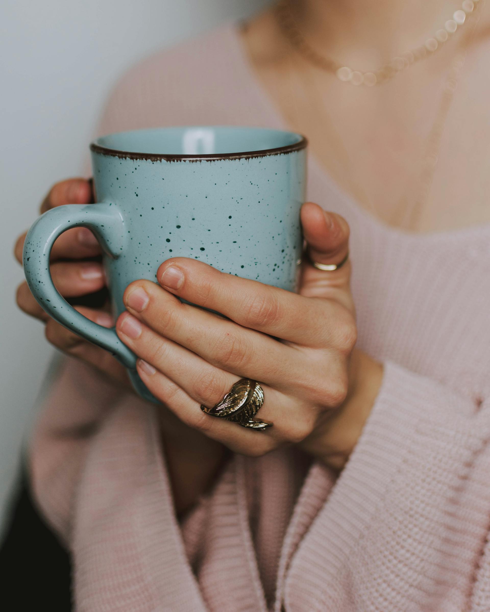 Nahaufnahme einer Frau, die einen Becher hält | Quelle: Pexels