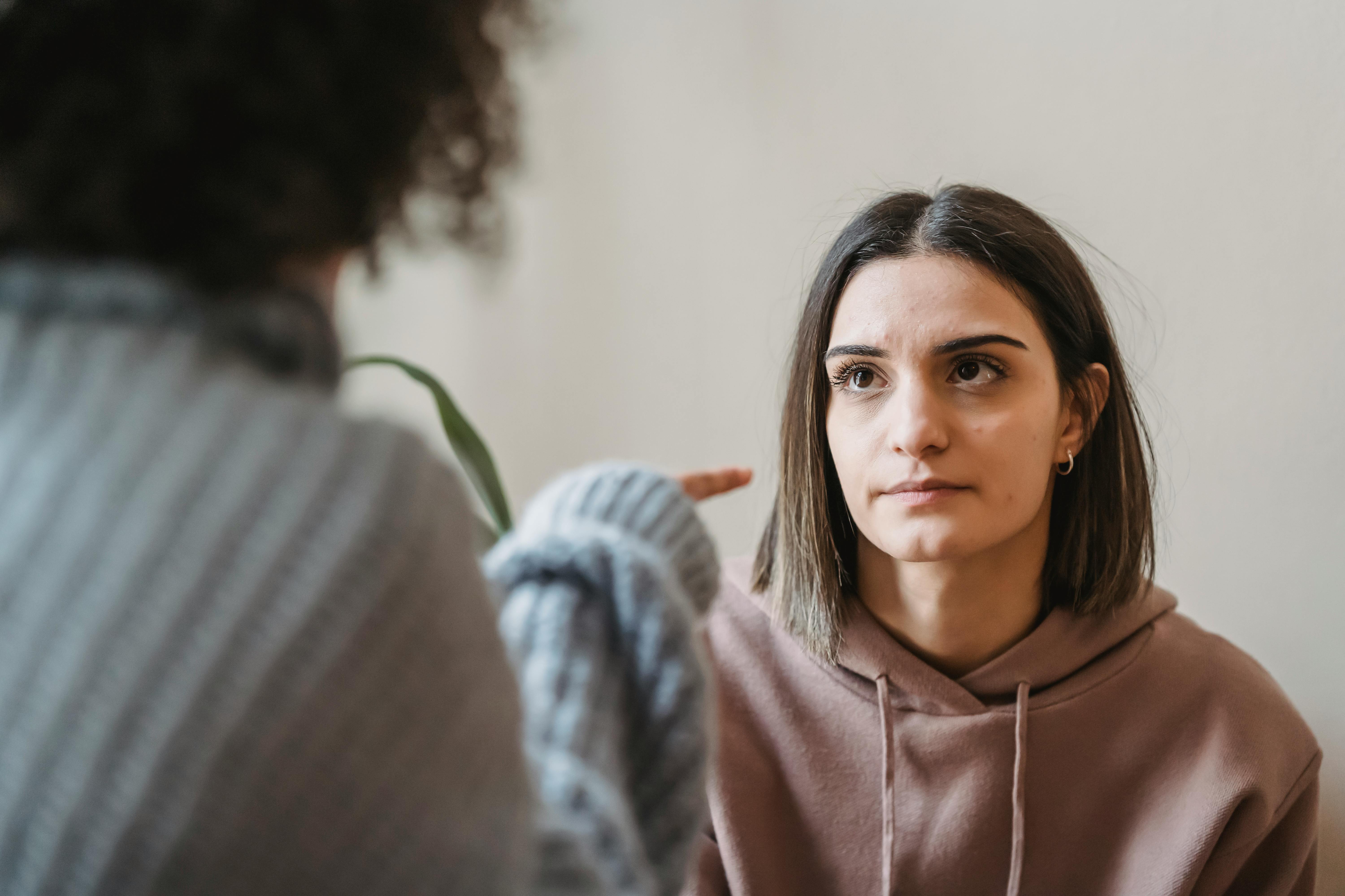 Zwei Frauen in einem angespannten Gespräch | Quelle: Pexels