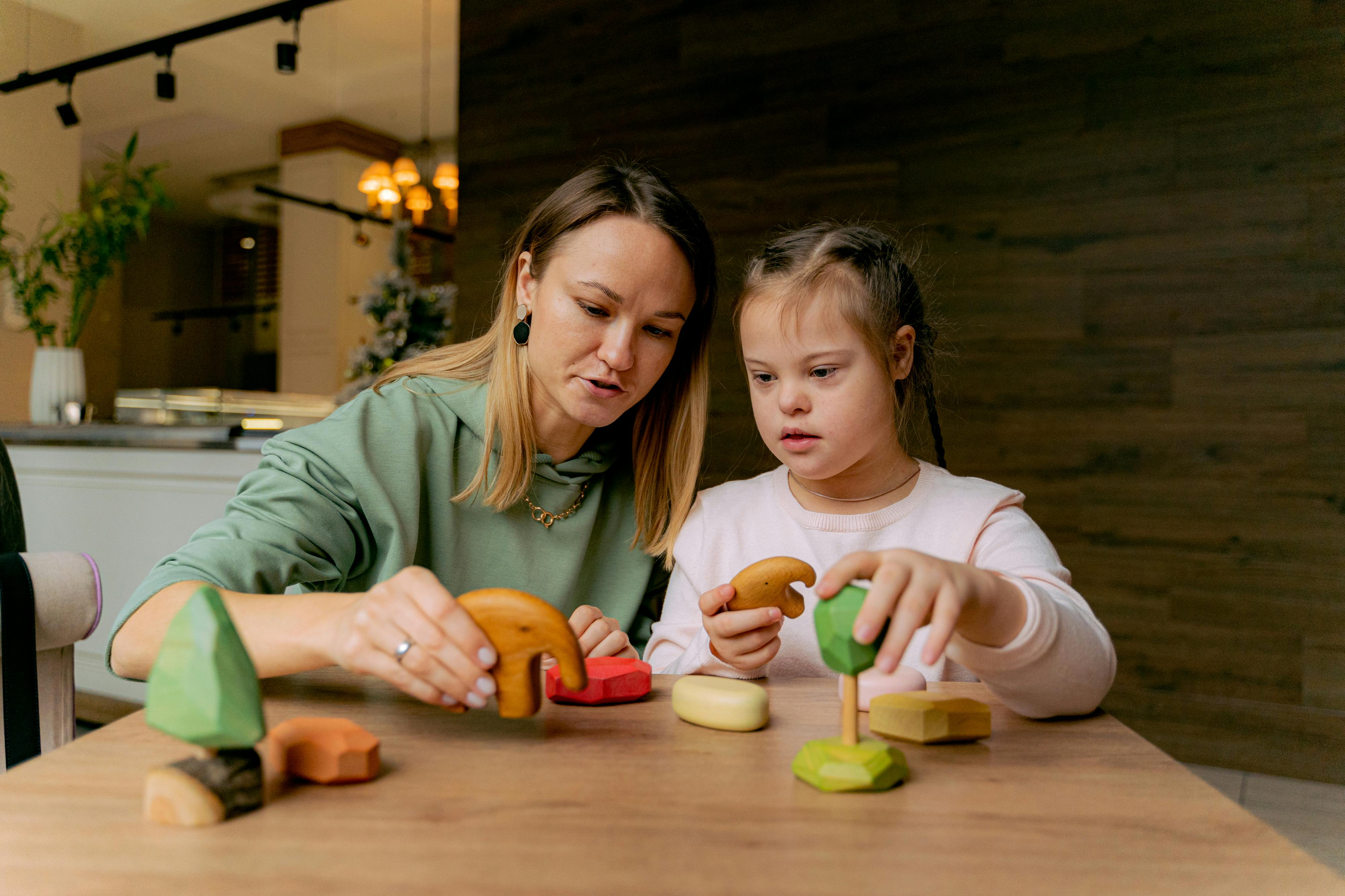 Eine Mutter, die sich mit ihrer Tochter Zeit verbringt, während sie mit ihrem Spielzeug spielt | Quelle: Pexels