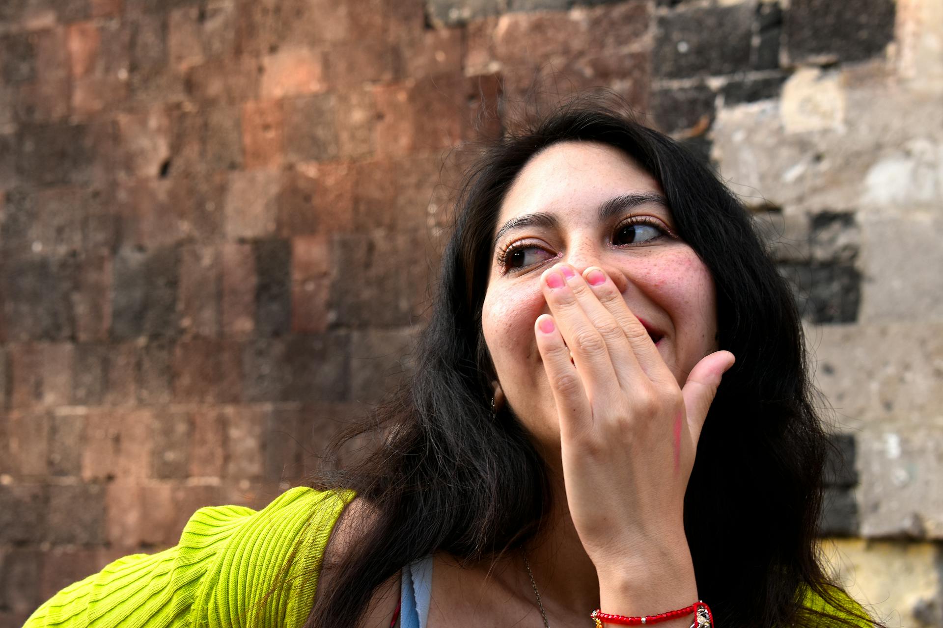 Eine lachende junge Frau | Quelle: Pexels
