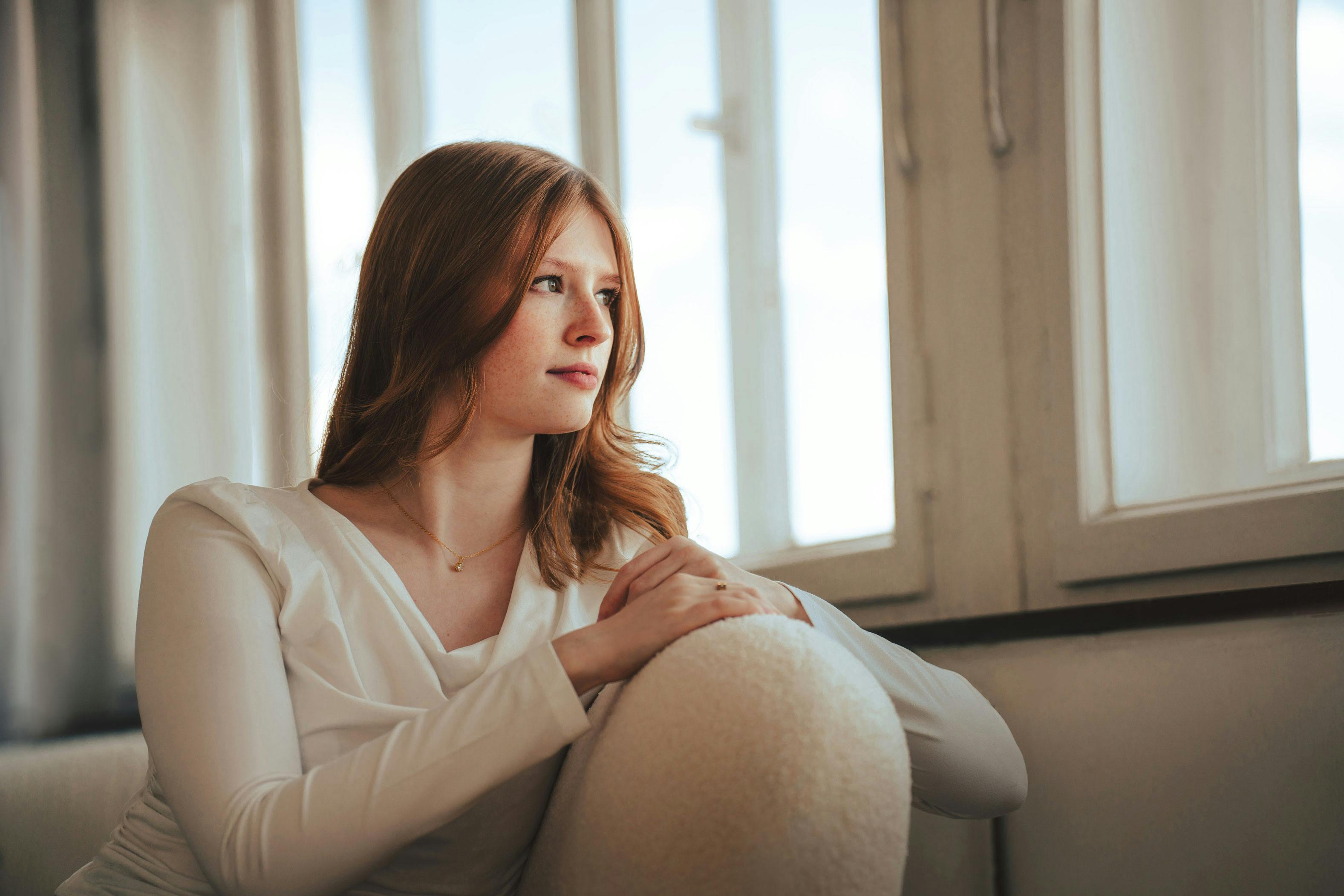 Frau auf einem Sofa sitzend | Quelle: Pexels