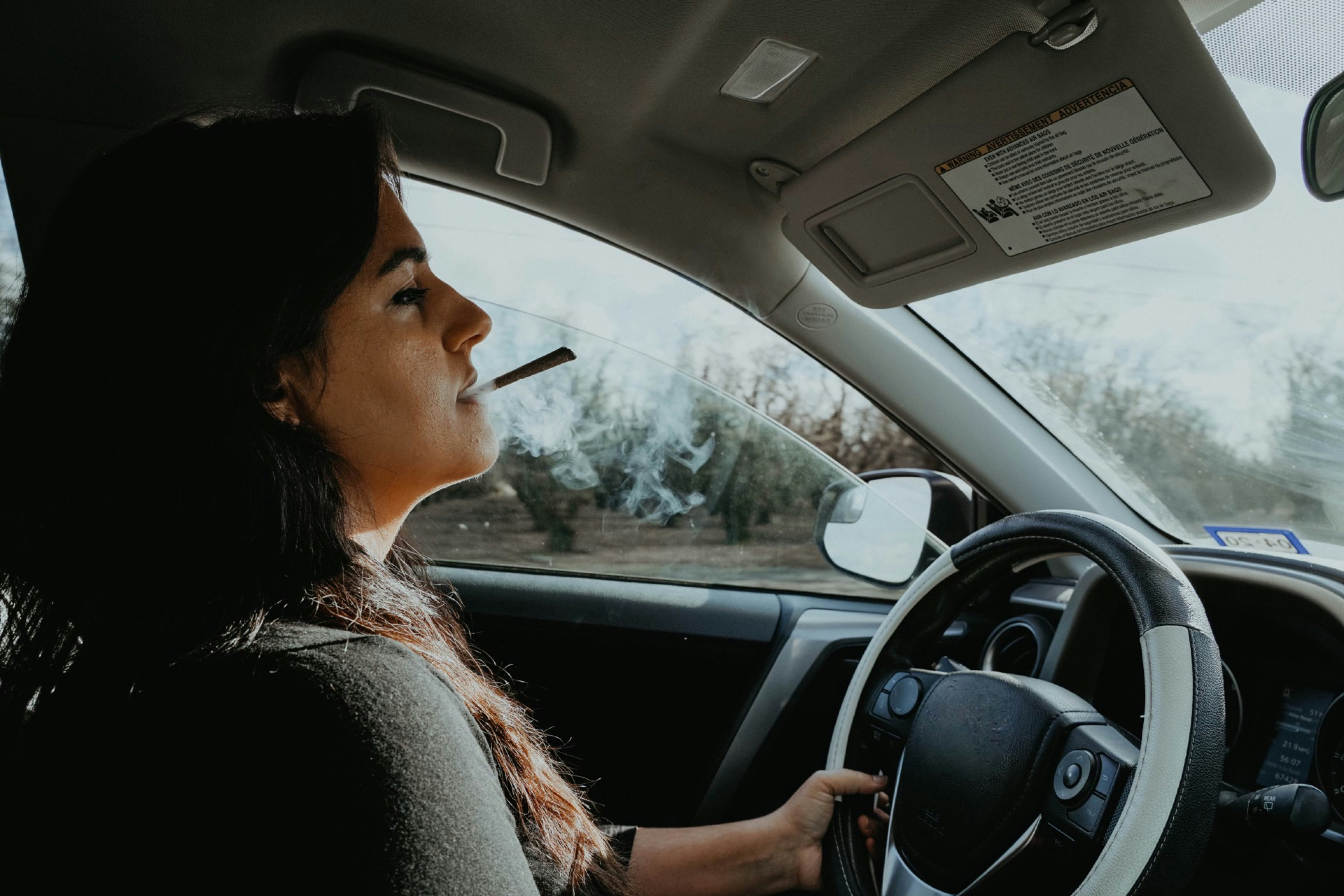 Eine Frau am Steuer eines Autos | Quelle: Unsplash