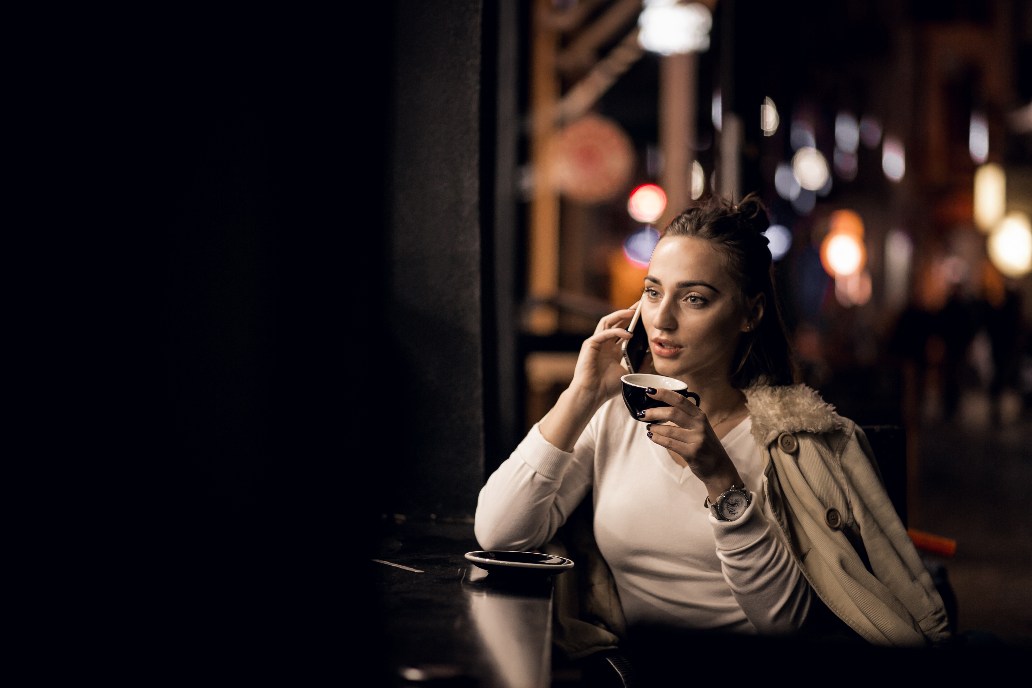 Eine fassungslose Frau bei einem Anruf | Quelle: Freepik