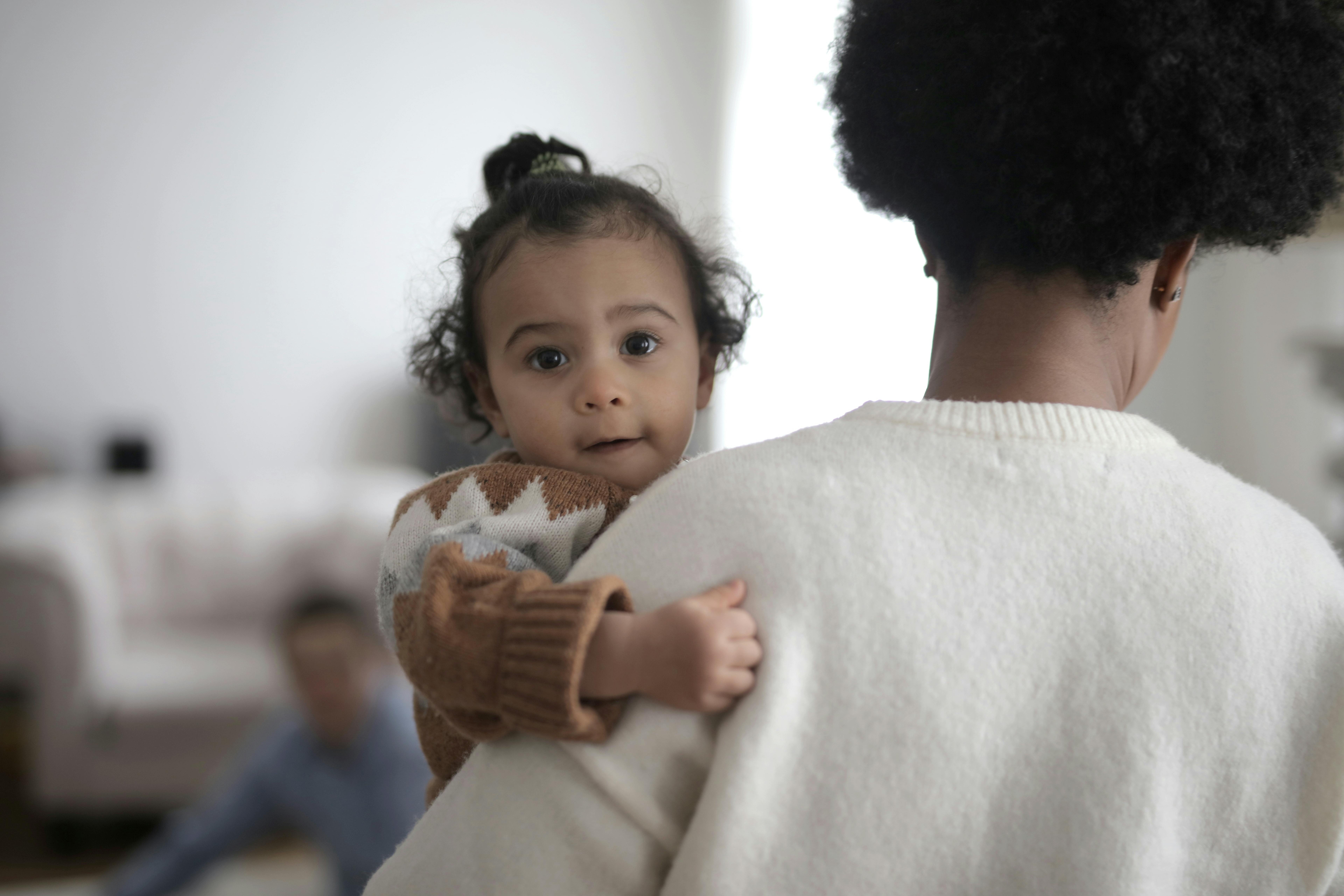 Eine Frau, die ein Baby trägt | Quelle: Pexels