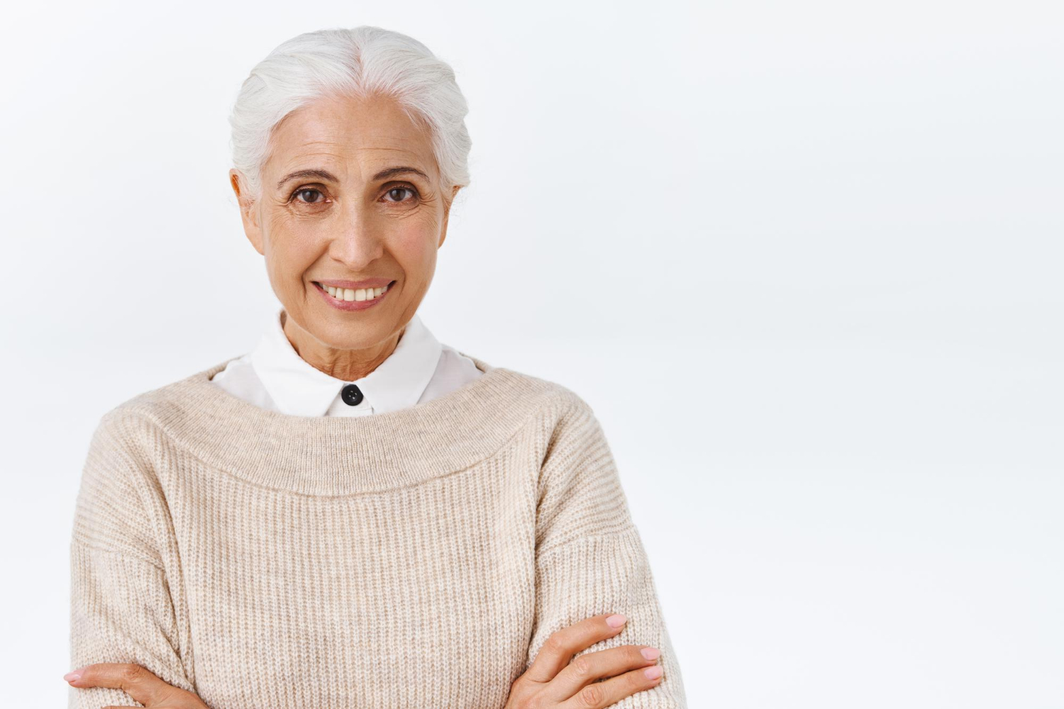 Eine lächelnde Seniorin | Quelle: Freepik