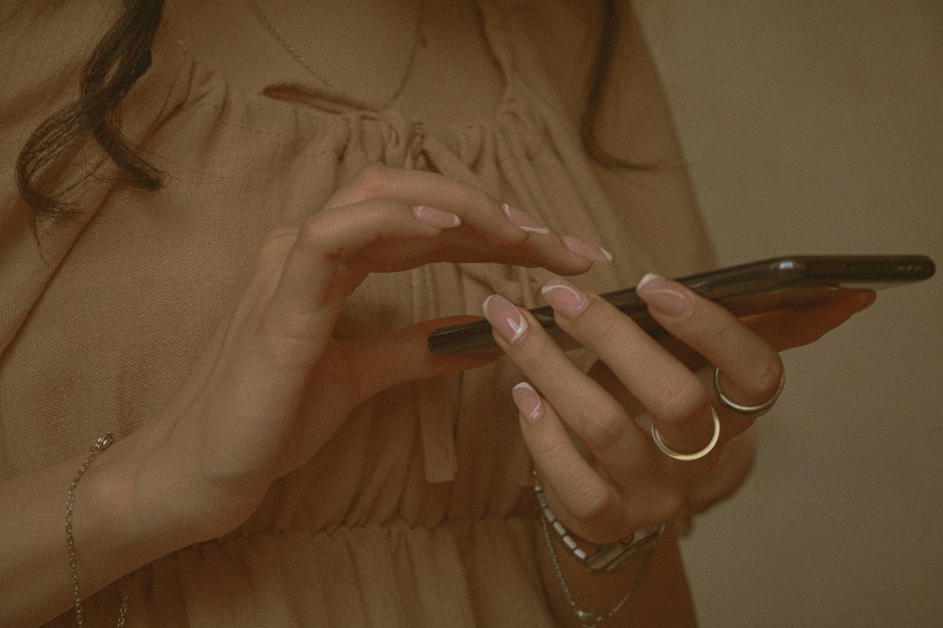 Nahaufnahme einer Frau, die ihr Telefon benutzt | Quelle: Unsplash