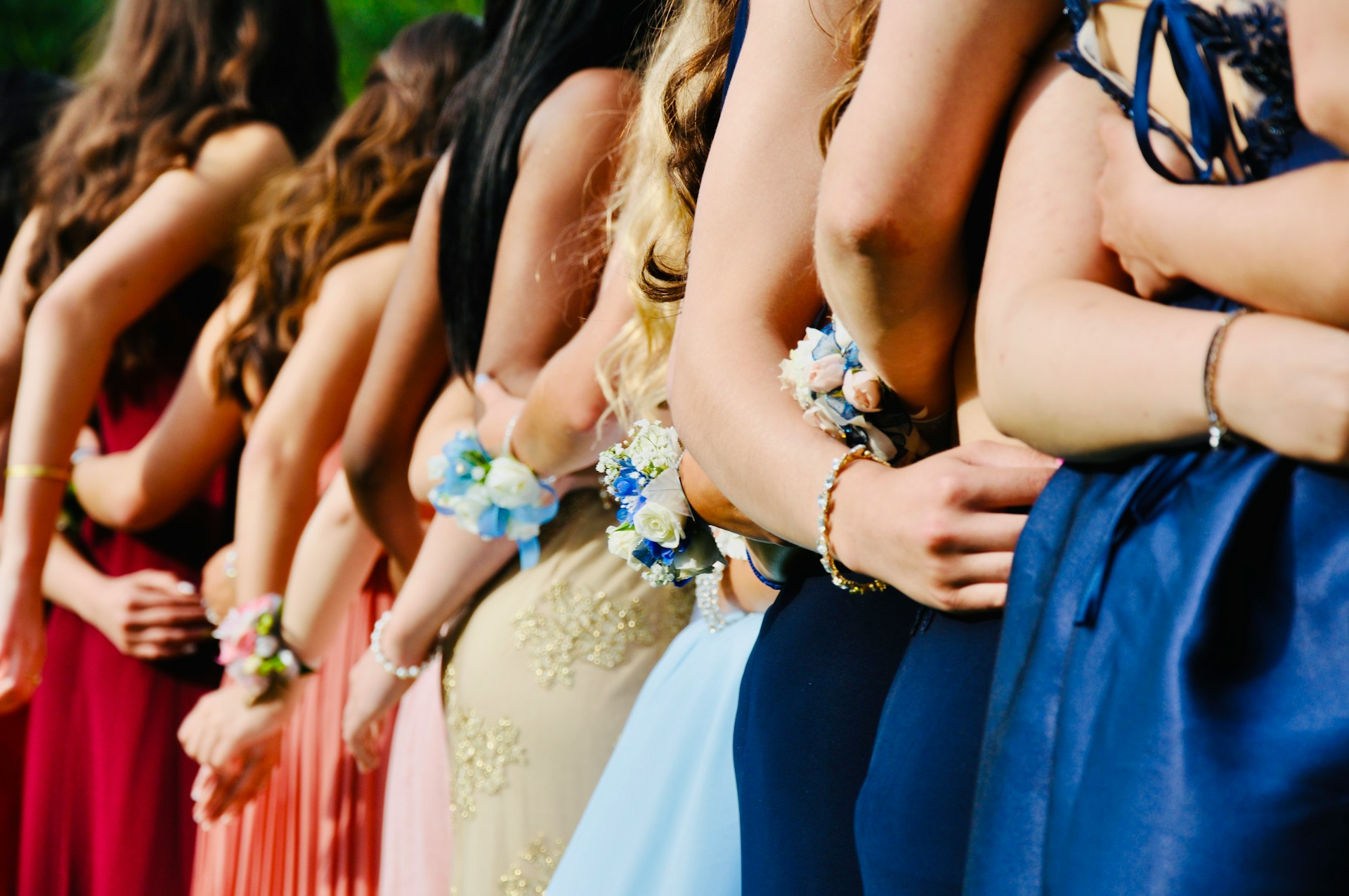 Teenager-Mädchen für den Abschlussball gekleidet | Quelle: Unsplash