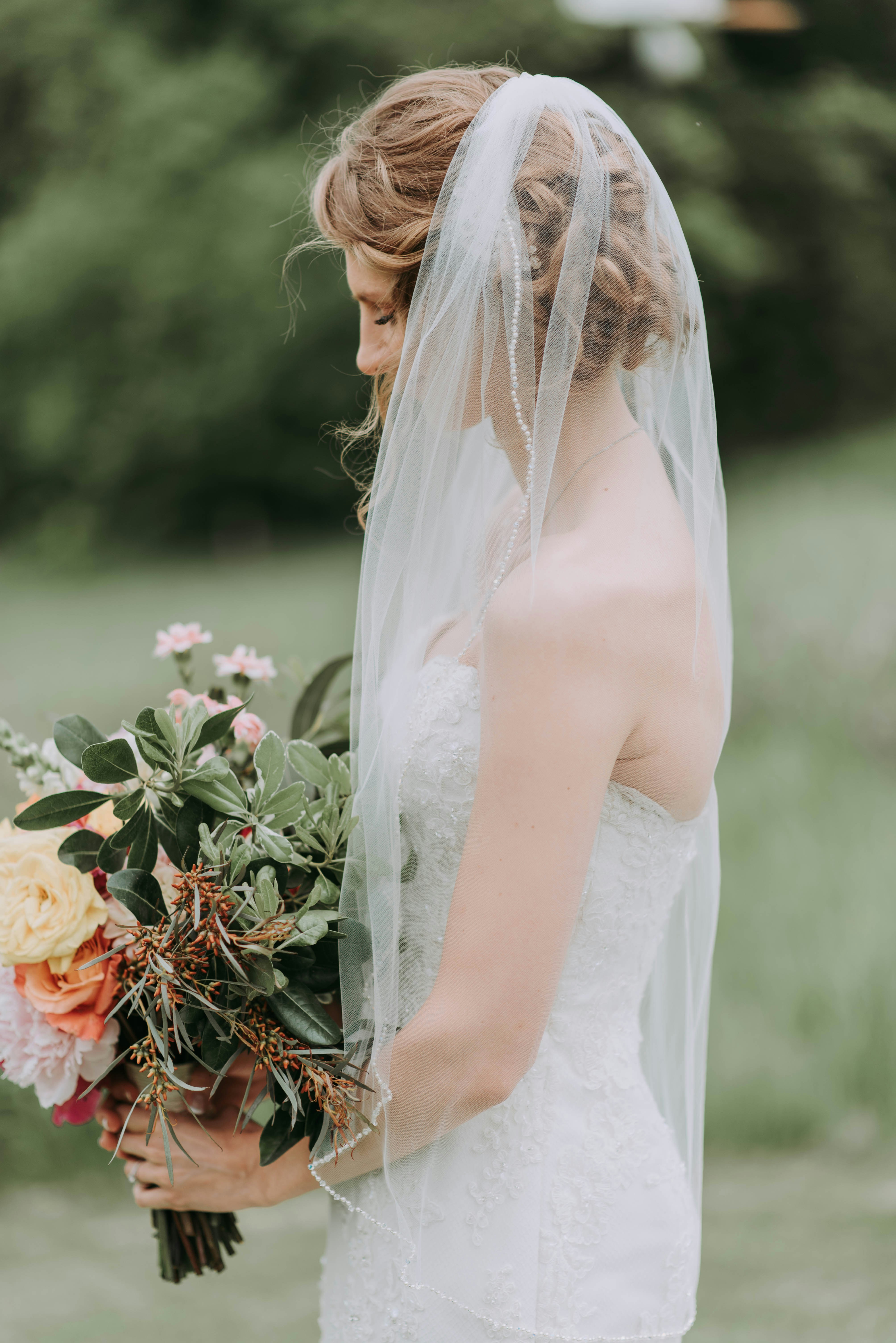 Die Braut hält einen Blumenstrauß | Quelle: Unsplash