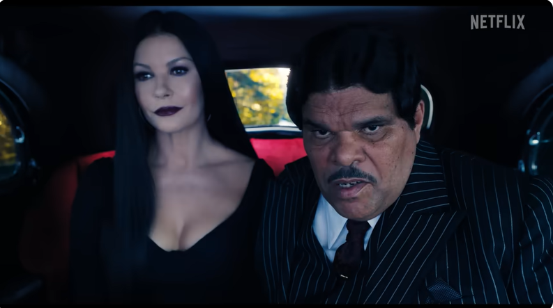 Catherine Zeta-Jones und Luis Guzmán in der ersten Staffel von „Wednesday“, from a post dated August 17, 2022 | Source: Youtube/netflix