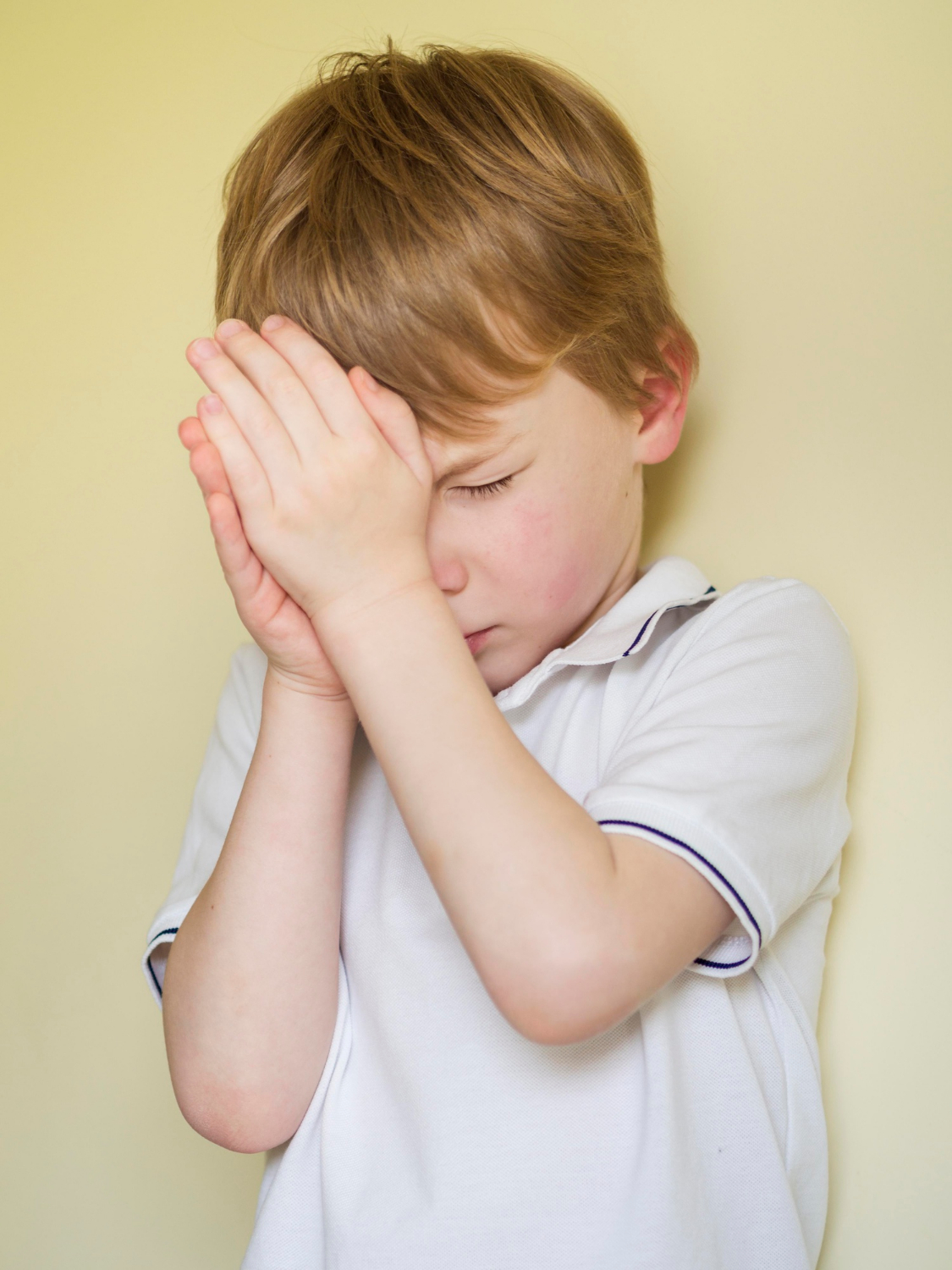Ein trauriger kleiner Junge | Quelle: Freepik