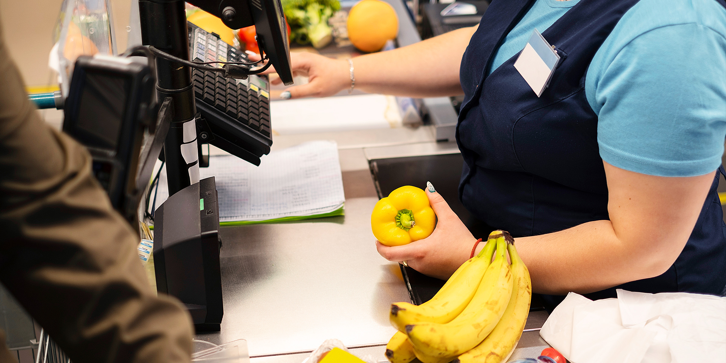 Eine Kassiererin scannt Artikel an der Kasse | Quelle: Freepik