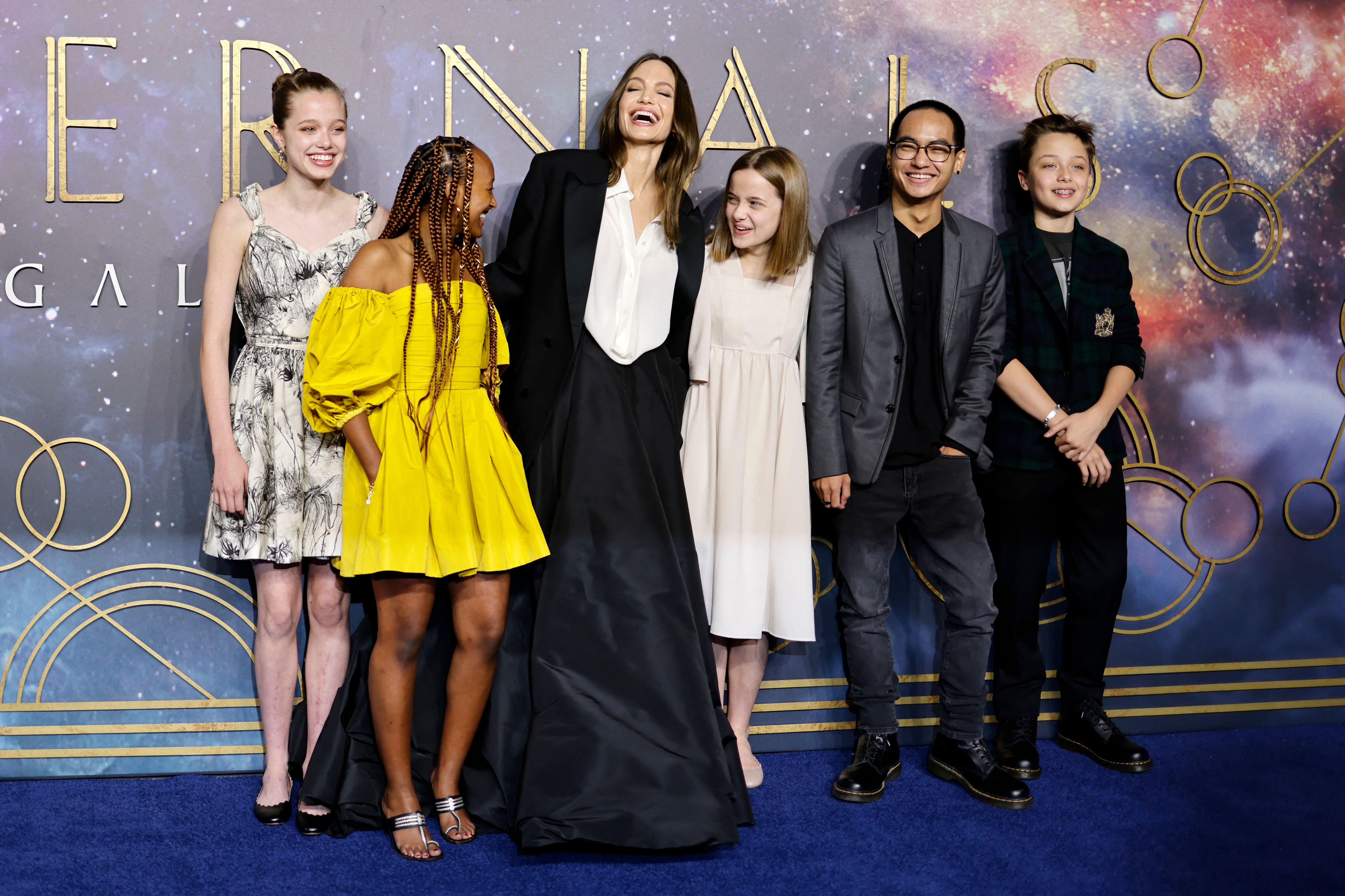(L-R) Shiloh, Zahara, Angelina, Vivienne, Maddox und Knox Jolie-Pitt bei der britischen Galavorstellung von „Eternals“ am 27. Oktober 2021 in London, England. | Quelle: Getty Images