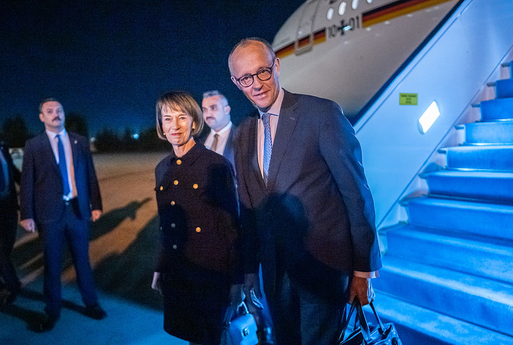 Der deutsche Bundeskanzler Friedrich Merz (CDU) steigt neben seiner Frau Charlotte aus einem Flugzeug der Luftwaffe am Flughafen Ankara aus. Bundeskanzler Merz reist zu seinem Antrittsbesuch bei Präsident Erdogan in die Türkei. | Quelle: Getty Images