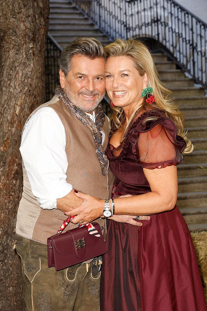 Thomas Anders und Claudia Anders auf dem roten Teppich beim „Heidifest By Heidi Klum“ im Hofbräuhaus München am 18. September 2025 in München | Quelle: Getty Images