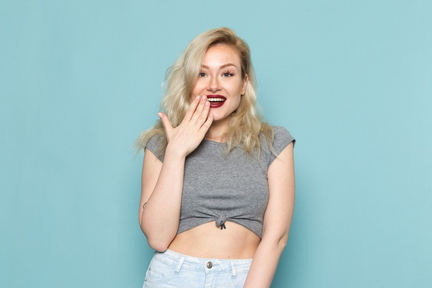 Eine lachende junge Frau | Quelle: Freepik