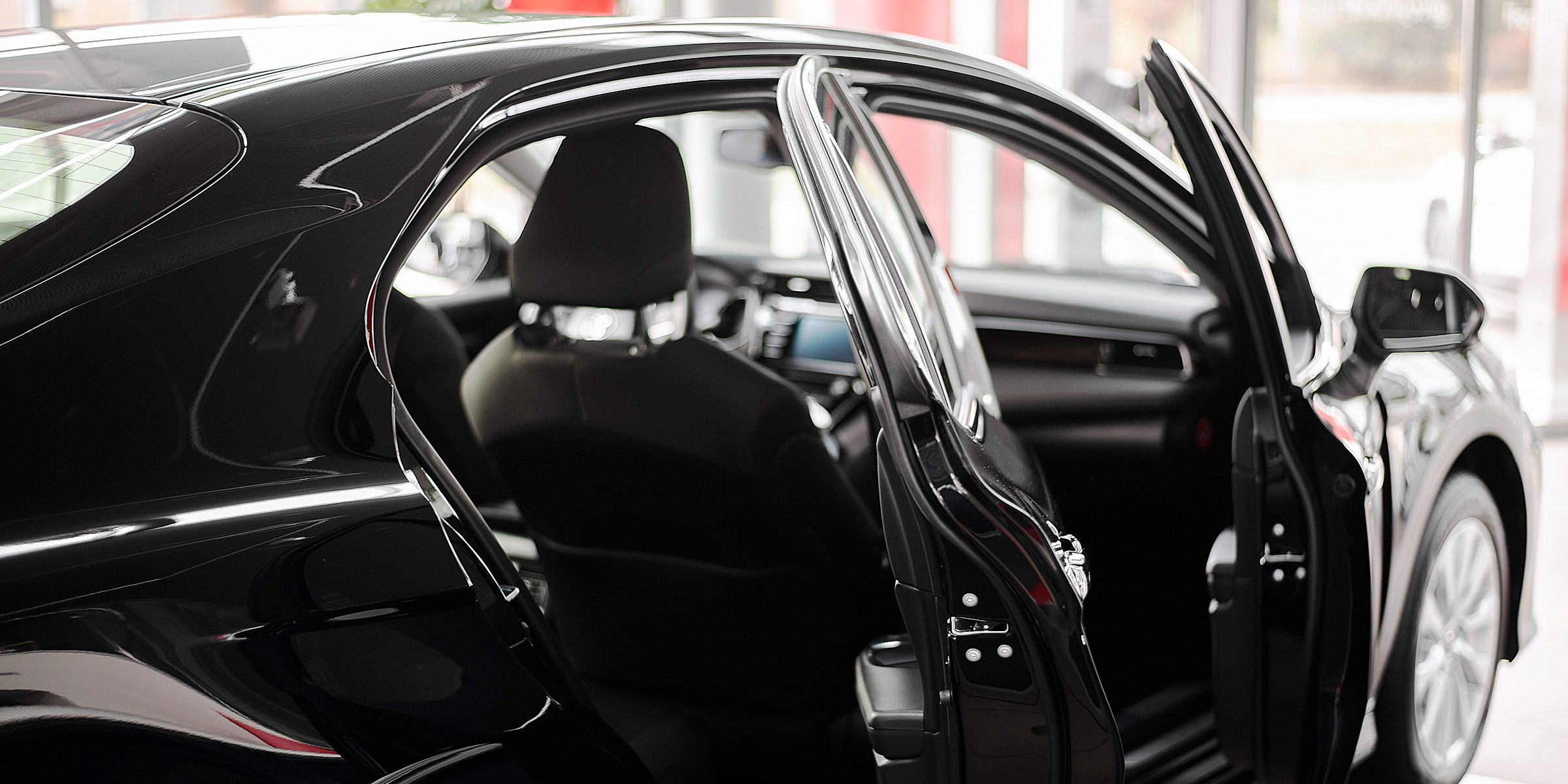 Ein schwarzes Auto mit offenen Türen | Quelle: Freepik